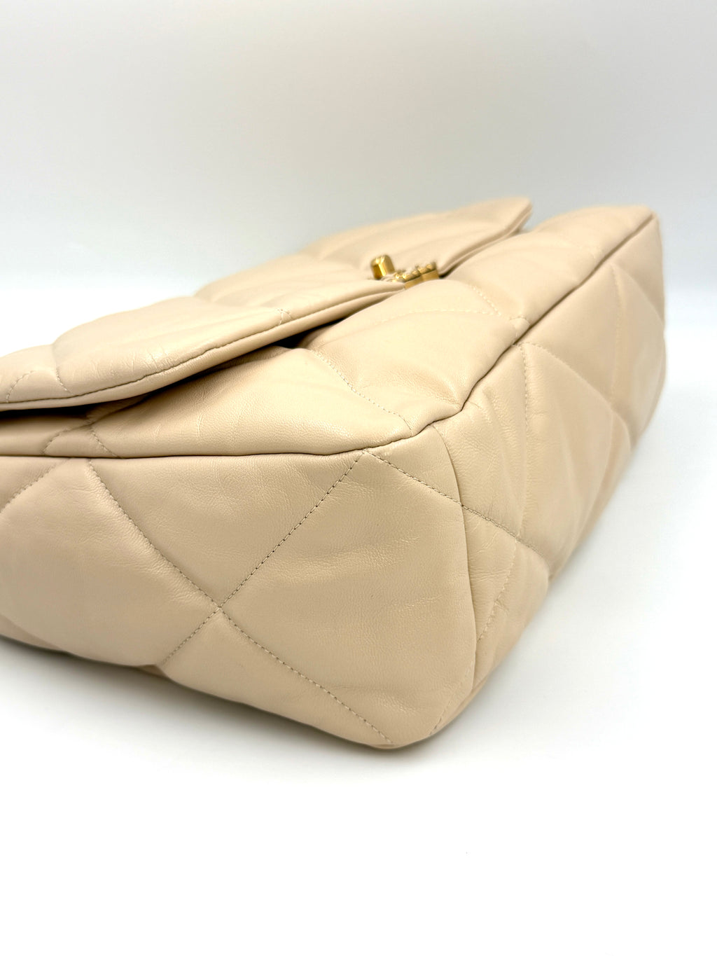 Pre-owned Chanel 19 Maxi Beige Goatskin Mixed Hardware - Authenticated