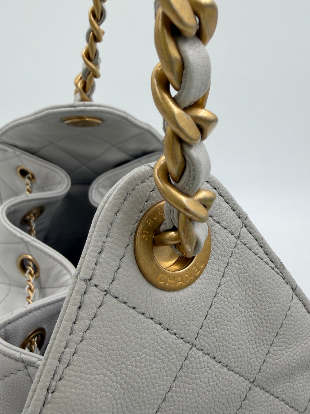 Pre-owned Chanel 25 Hobo Light Gray Caviar Leather Gold Hardware Medium - Authenticated