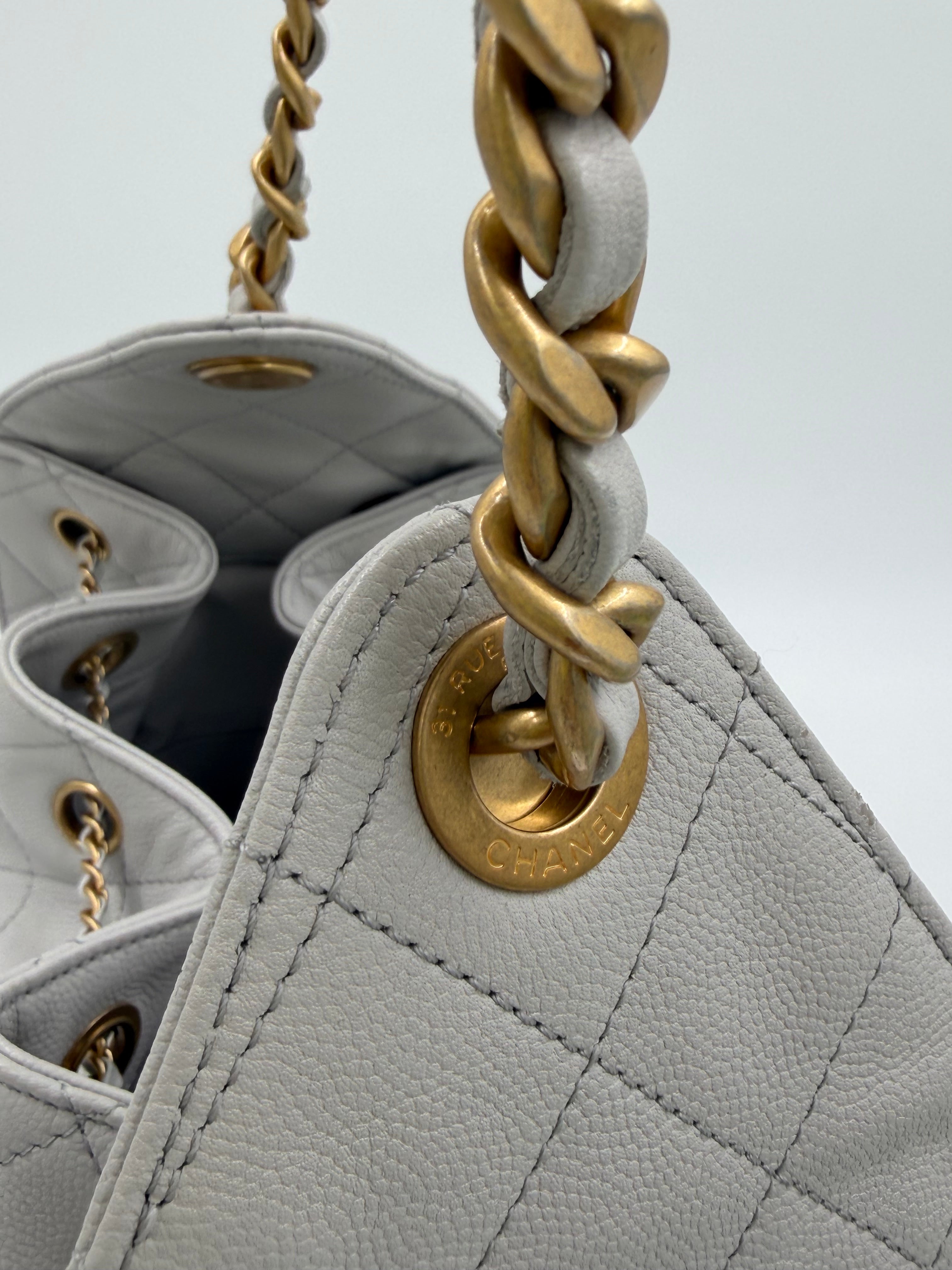 Pre-owned Chanel 25 Hobo Light Gray Caviar Leather Gold Hardware Medium - Authenticated
