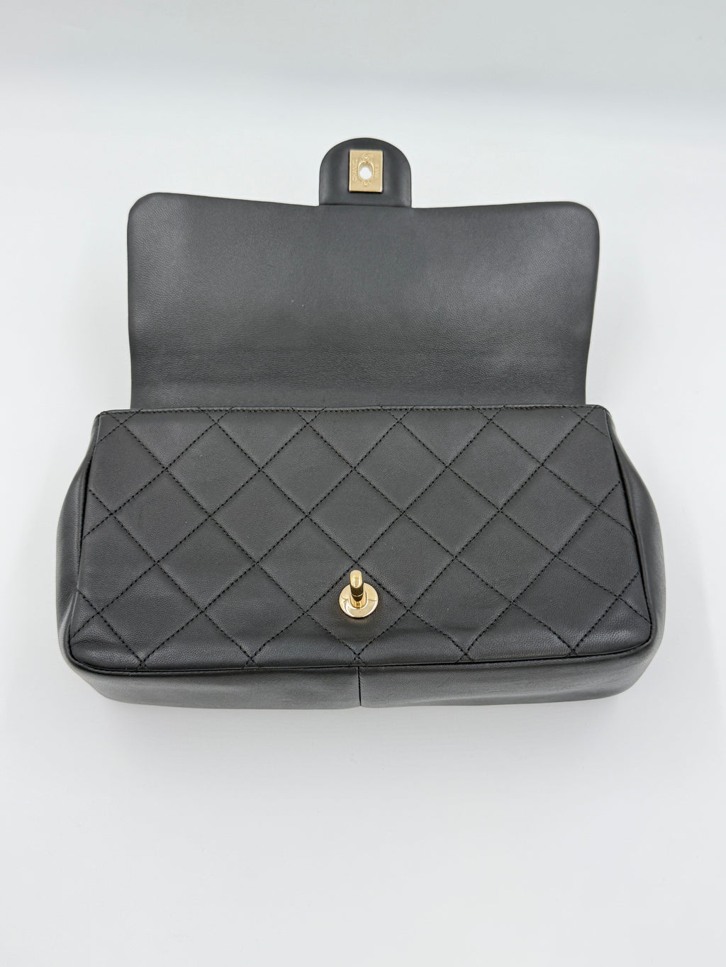 Pre-Owned Chanel Elegant Chain Flap Bag  - Authenticated