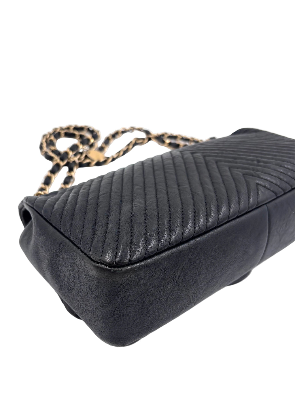 Pre-owned Chanel Medium Surpique Chevron Flap bag Black Gold-Tone Hardware - Authenticated