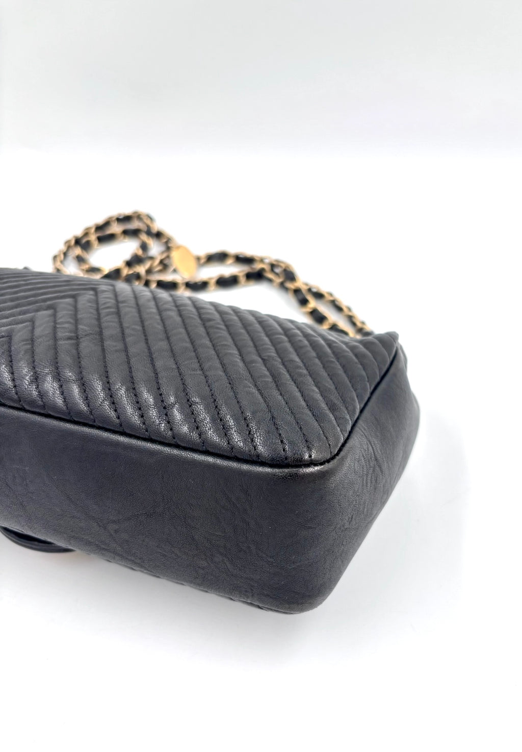 Pre-owned Chanel Medium Surpique Chevron Flap bag Black Gold-Tone Hardware - Authenticated