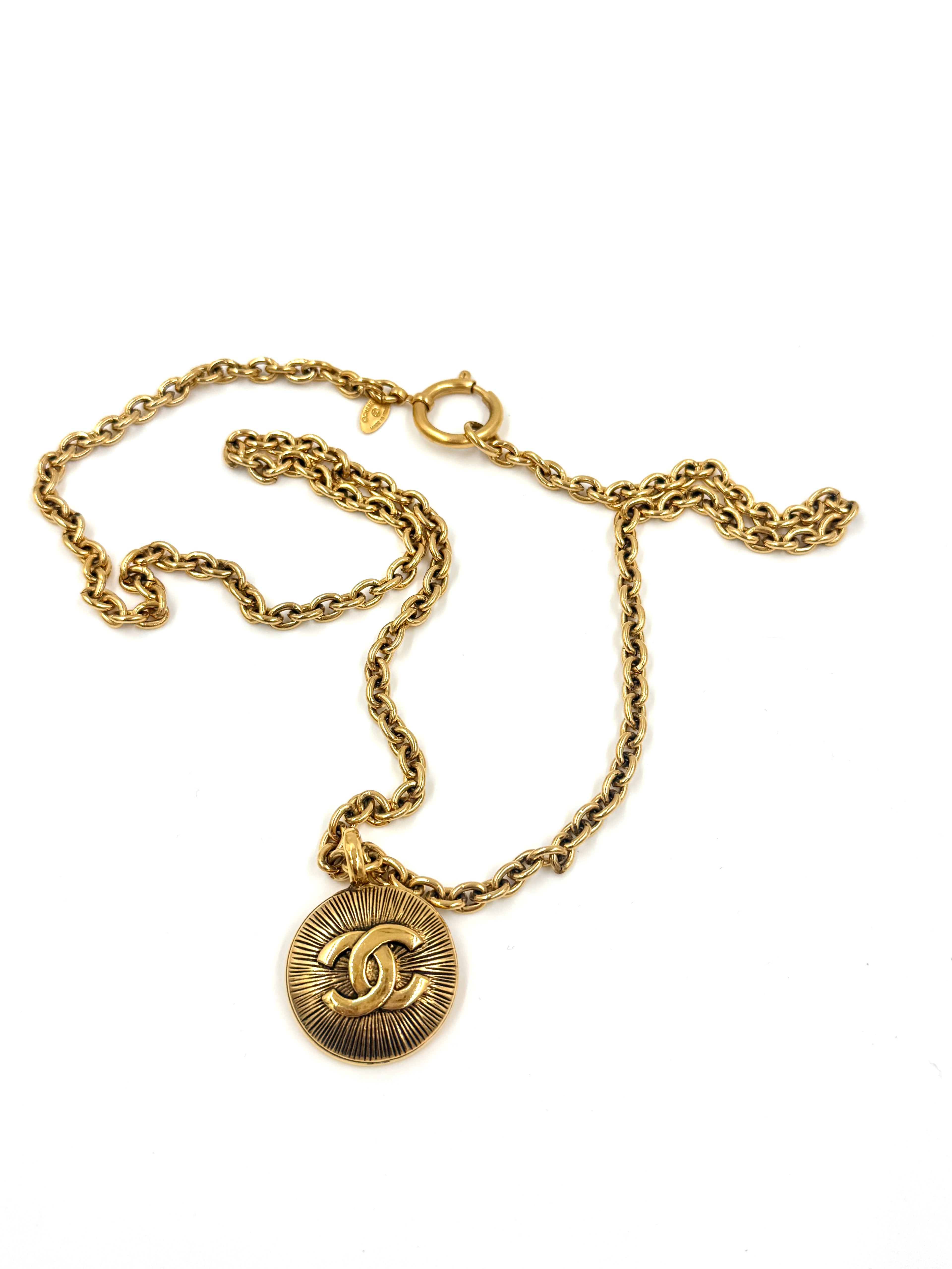 Pre-Owned Chanel Vintage Gold-Toned CC Pendant Necklace - Authenticated