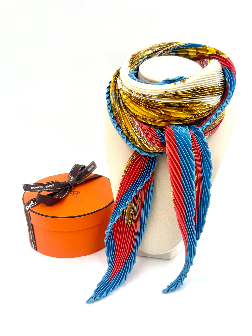 Pre-Owned Hermès Pleated Silk Scarf Grands Fonds