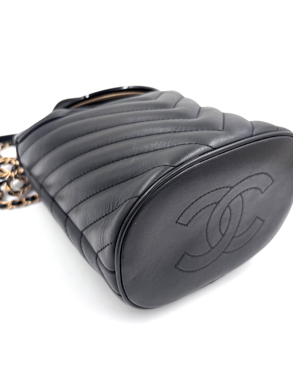 Pre-owned Chanel Handle with Chic Bucket Bag - Authenticated