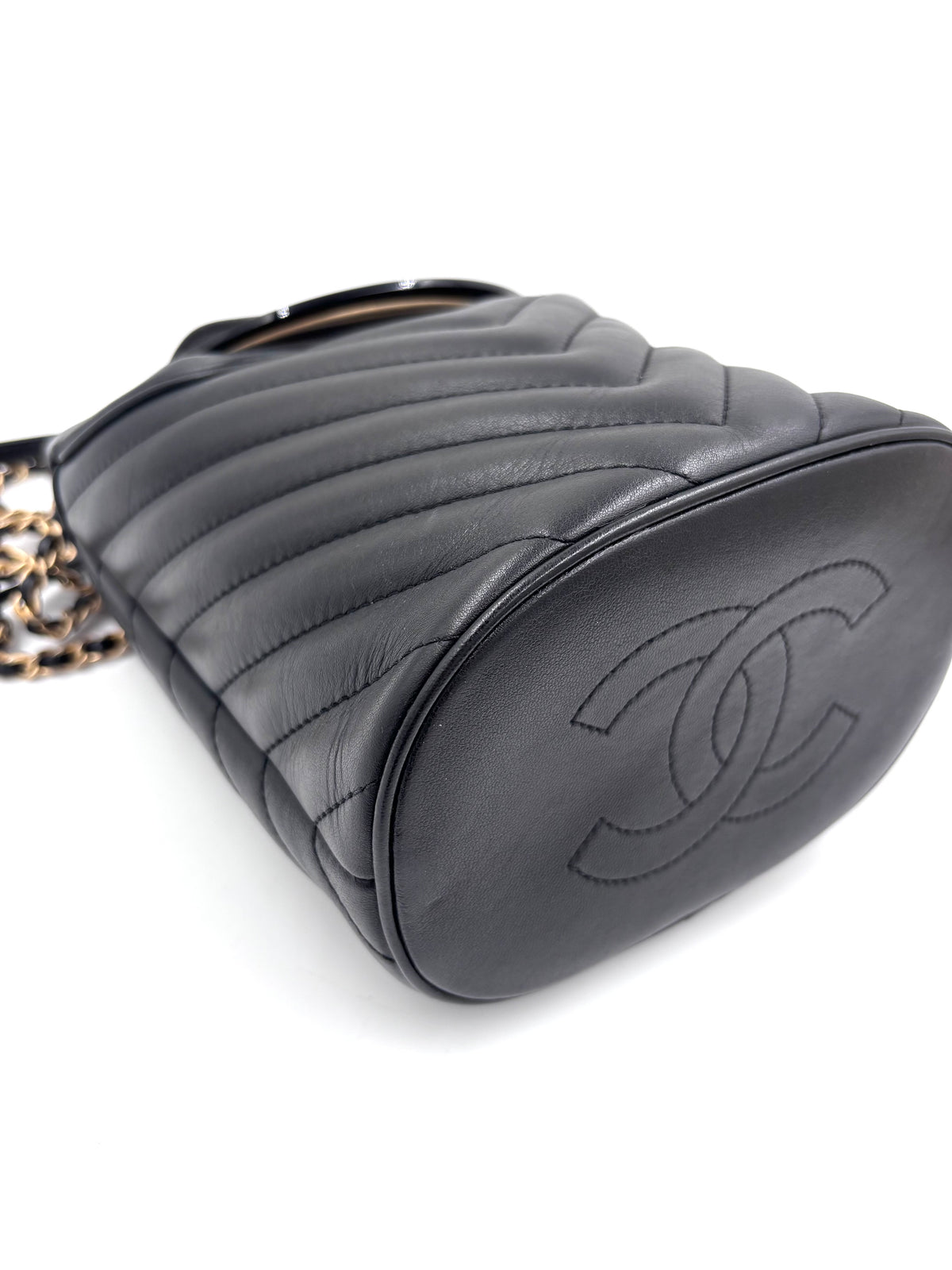 Pre-owned Chanel Handle with Chic Bucket Bag - Authenticated