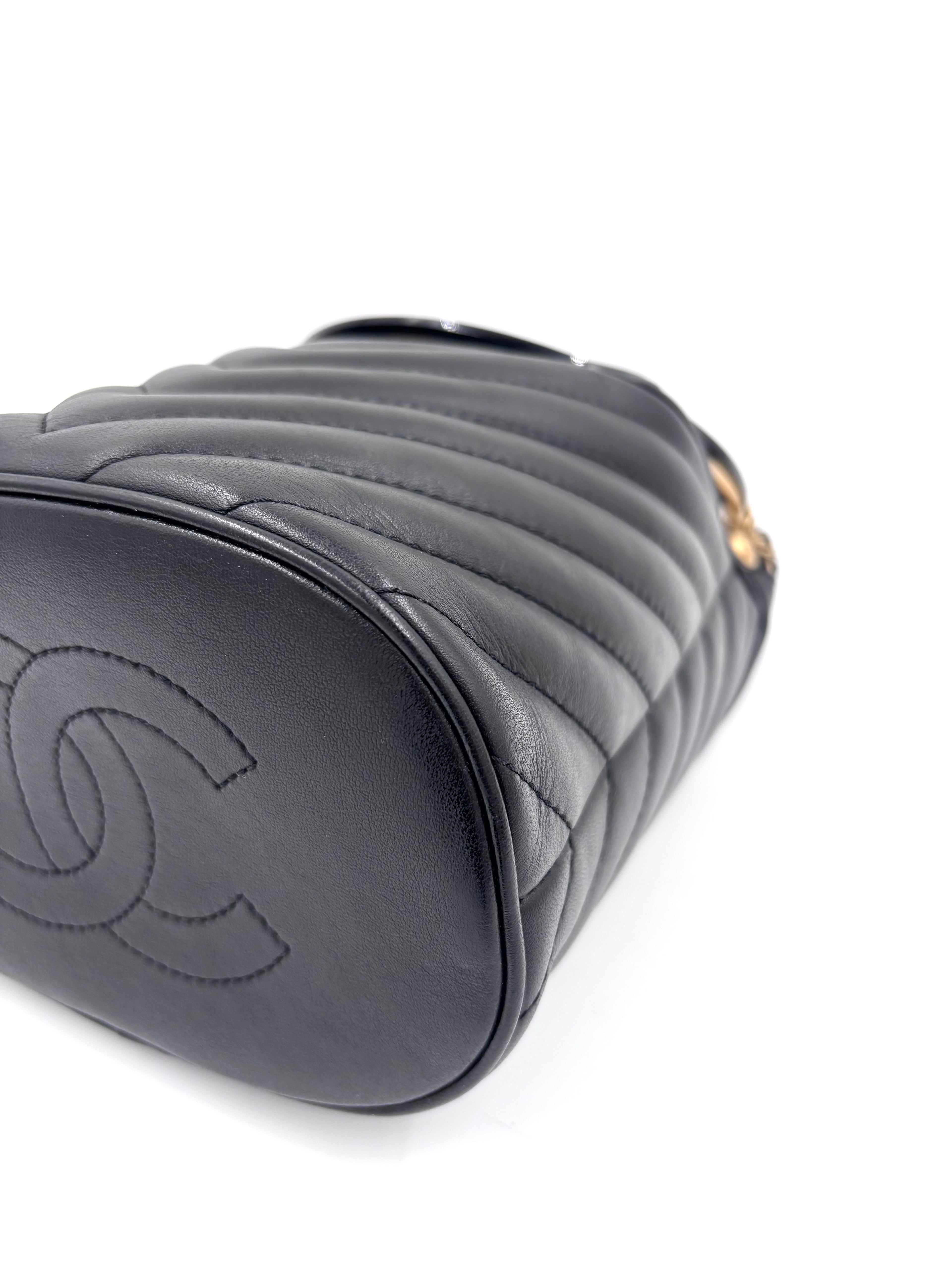 Pre-owned Chanel Handle with Chic Bucket Bag - Authenticated