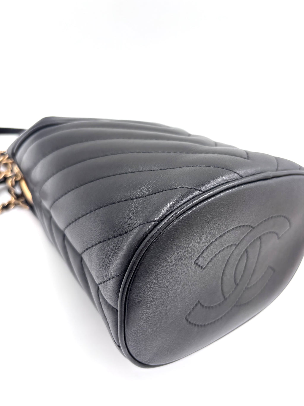 Pre-owned Chanel Handle with Chic Bucket Bag - Authenticated