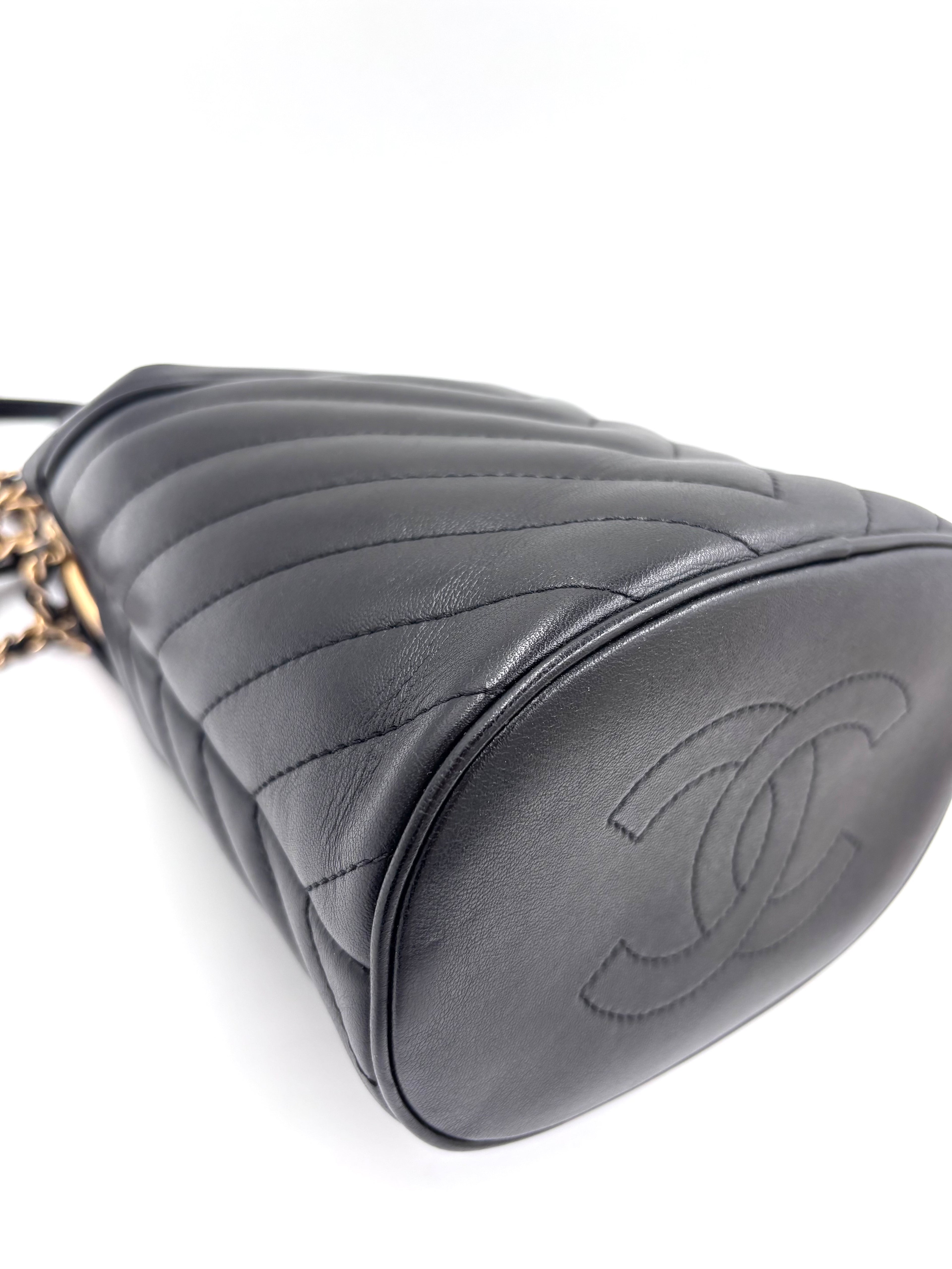 Pre-owned Chanel Handle with Chic Bucket Bag - Authenticated