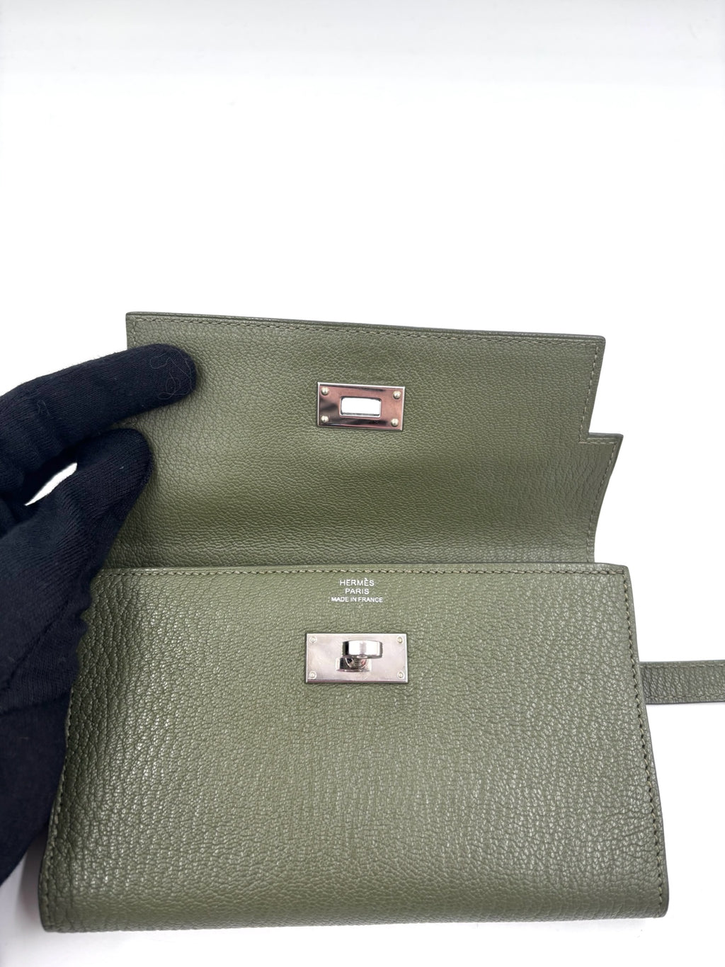 Pre-owned Hermès Kelly Wallet in Olive Green with Sliver Hardware - Authenticated