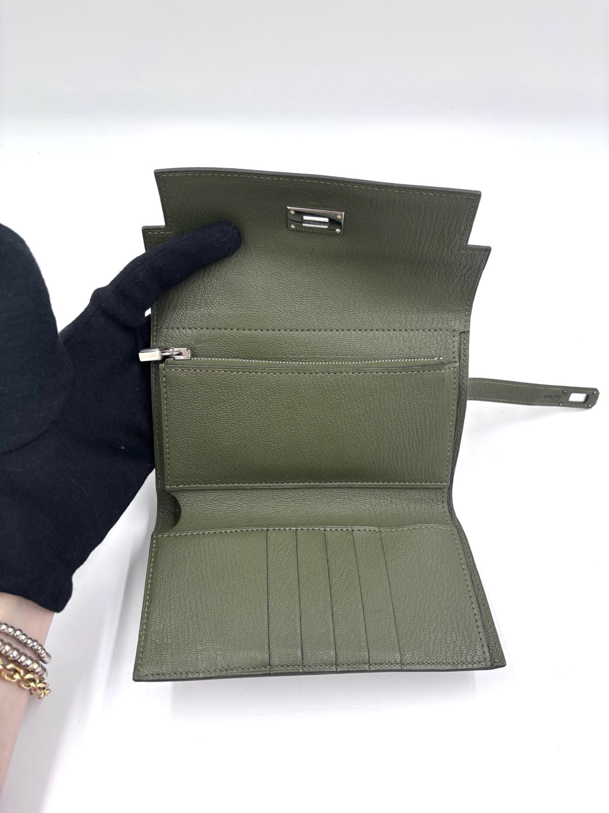 Pre-owned Hermès Kelly Wallet in Olive Green with Sliver Hardware - Authenticated
