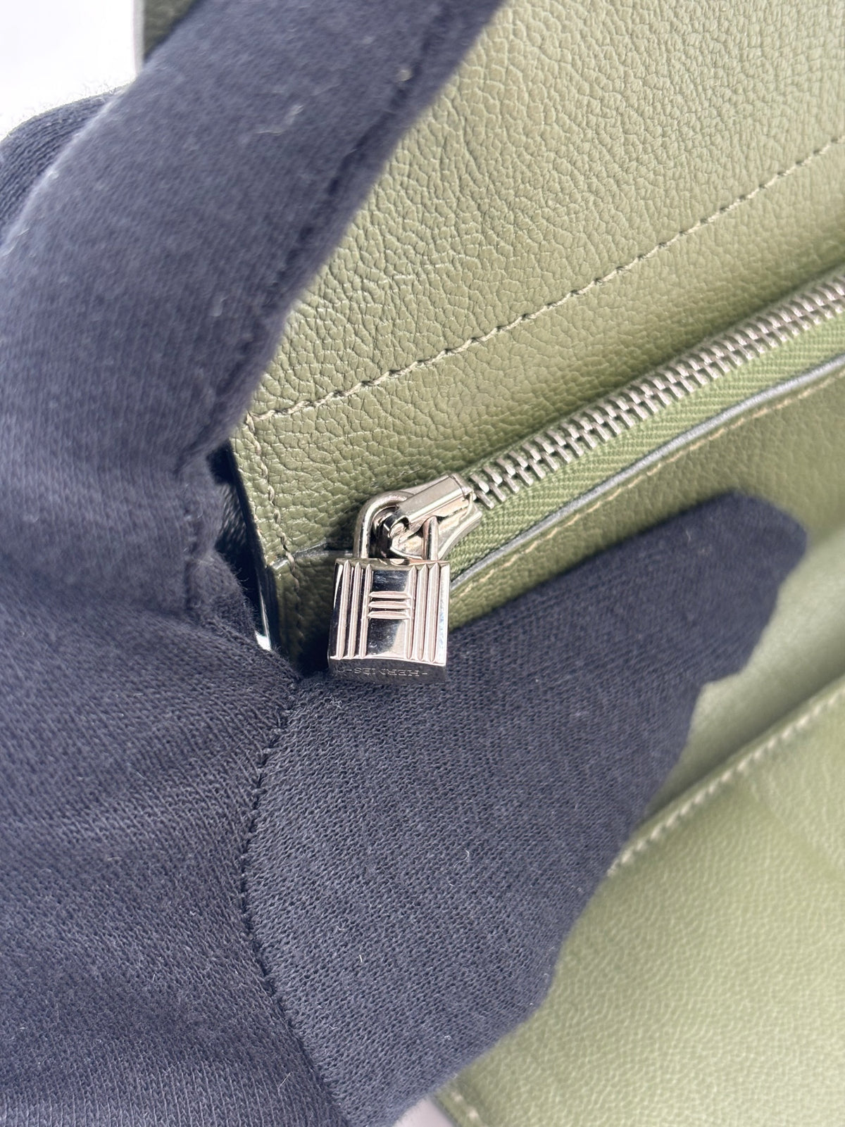 Pre-owned Hermès Kelly Wallet in Olive Green with Sliver Hardware - Authenticated