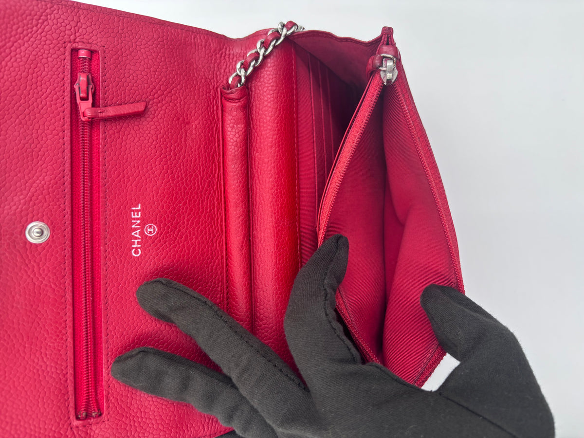 Pre-Owned Chanel Classic Wallet On Chain (WOC) Red Quilted Caviar Leather - Authenticated