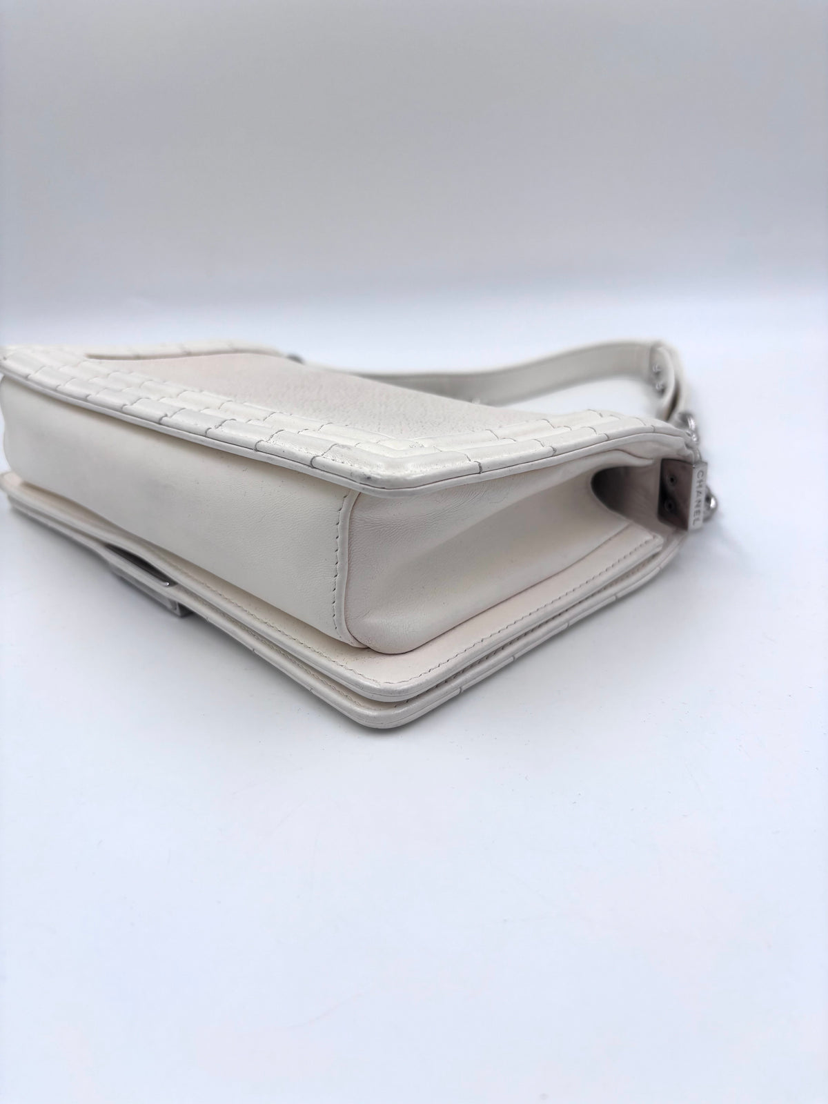 Pre-Owned Chanel Ivory Stingray Galuchat Medium Boy Bag Series 16 2012 - Authenticated