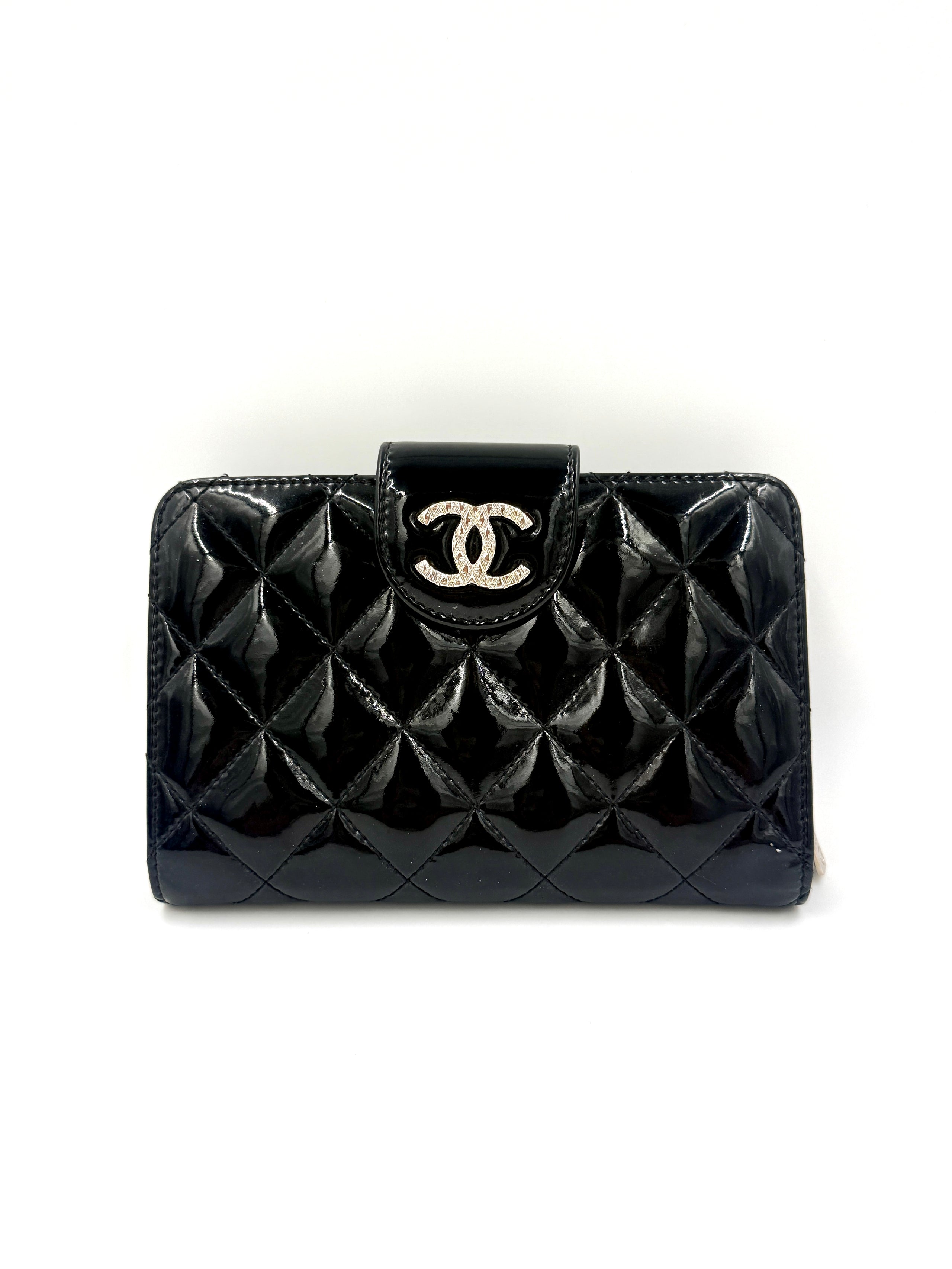 Pre-Owned Chanel Black Patent Leather Wallet with Silver Hardware - Authenticated