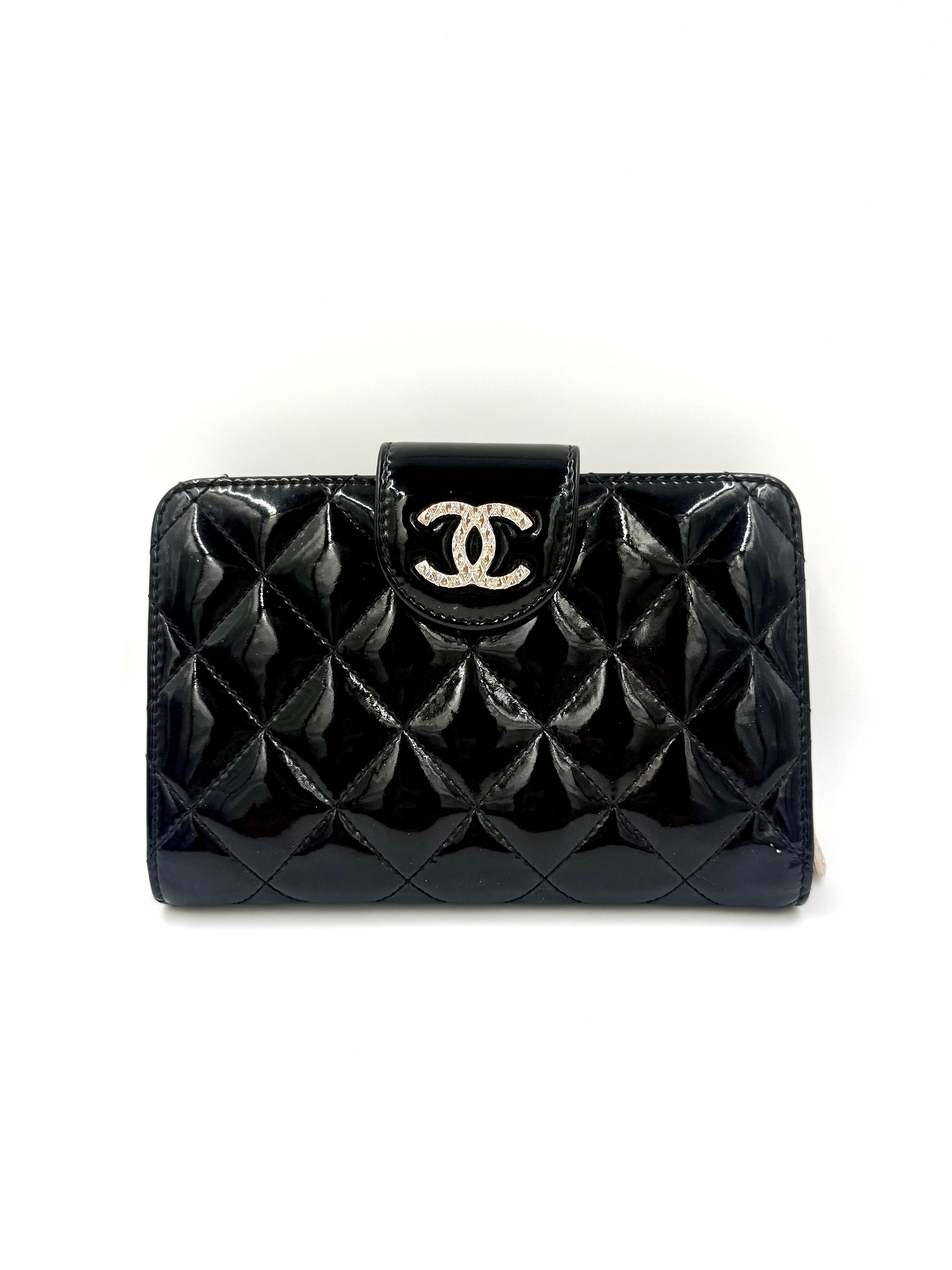 Pre-Owned Chanel Black Patent Leather Wallet with Silver Hardware - Authenticated