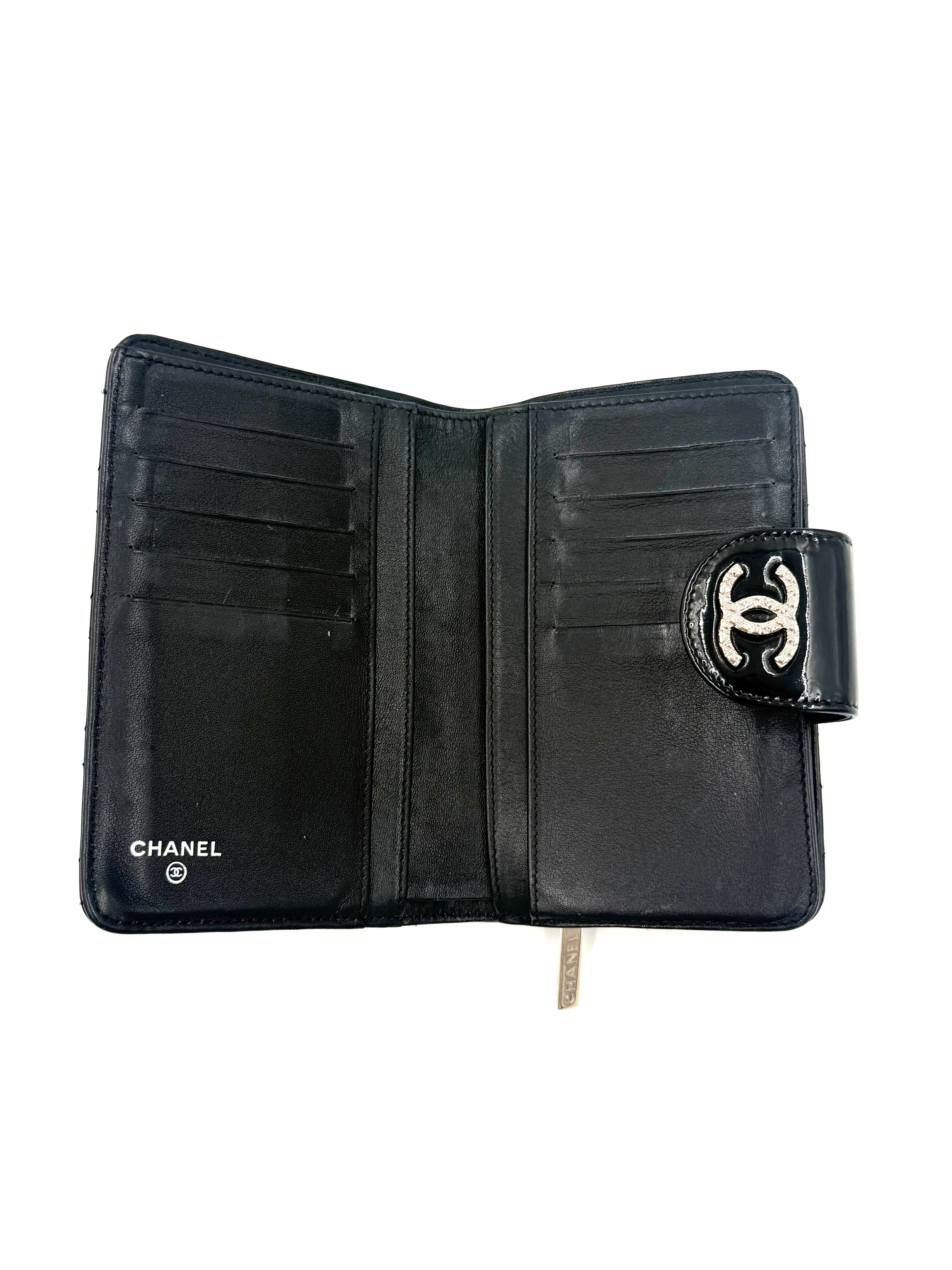 Pre-Owned Chanel Black Patent Leather Wallet with Silver Hardware - Authenticated