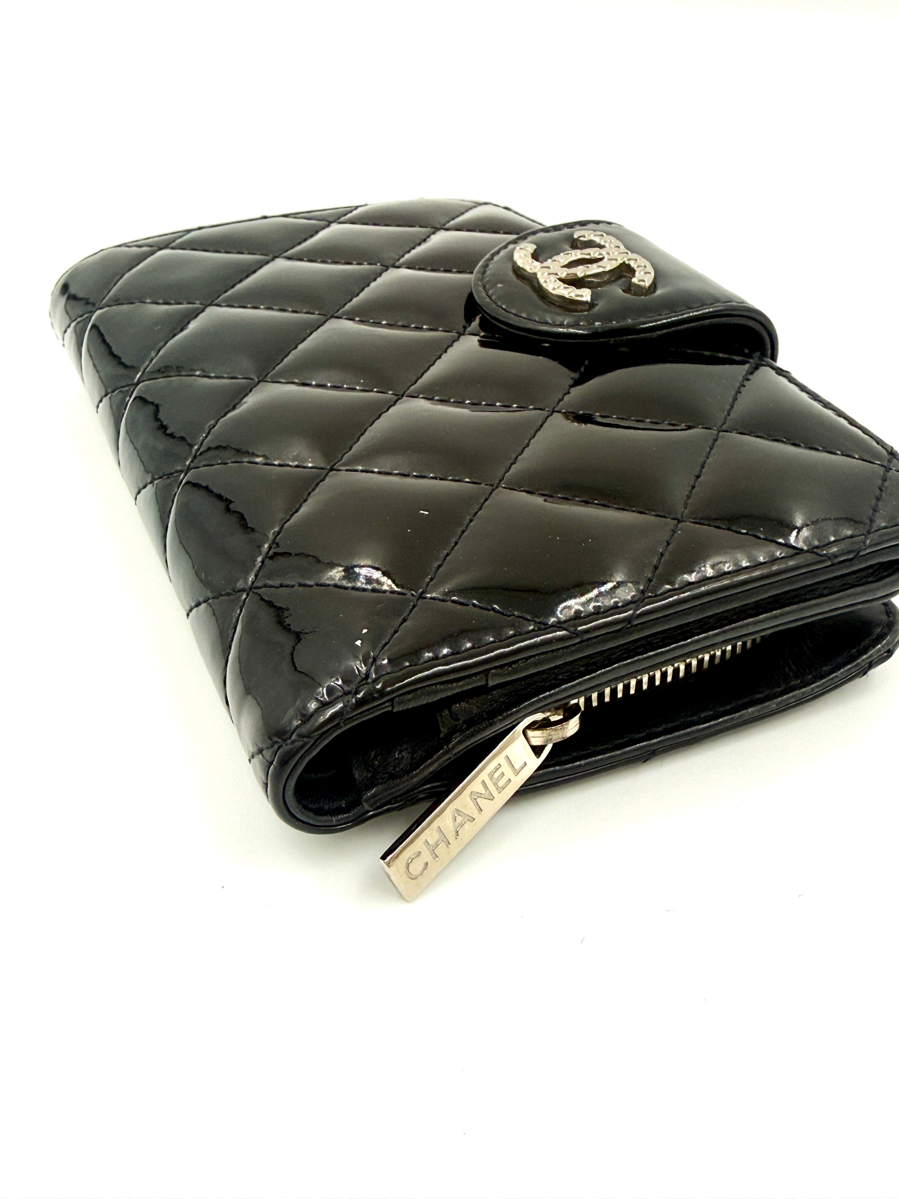 Pre-Owned Chanel Black Patent Leather Wallet with Silver Hardware - Authenticated
