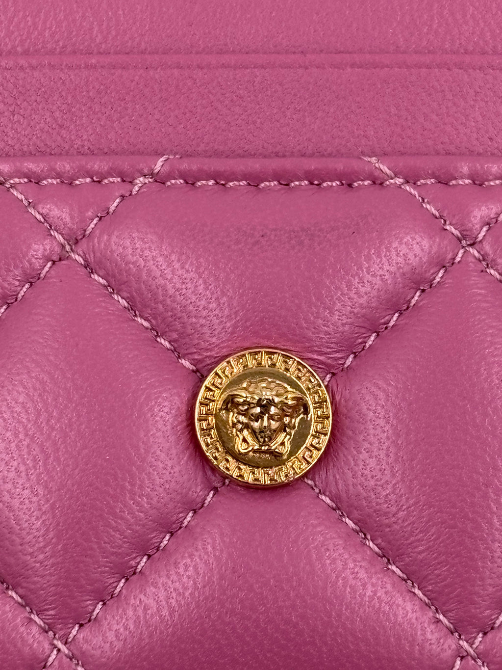 Pre-owned Versace La Medusa Quilted Leather Card Holder in Magenta