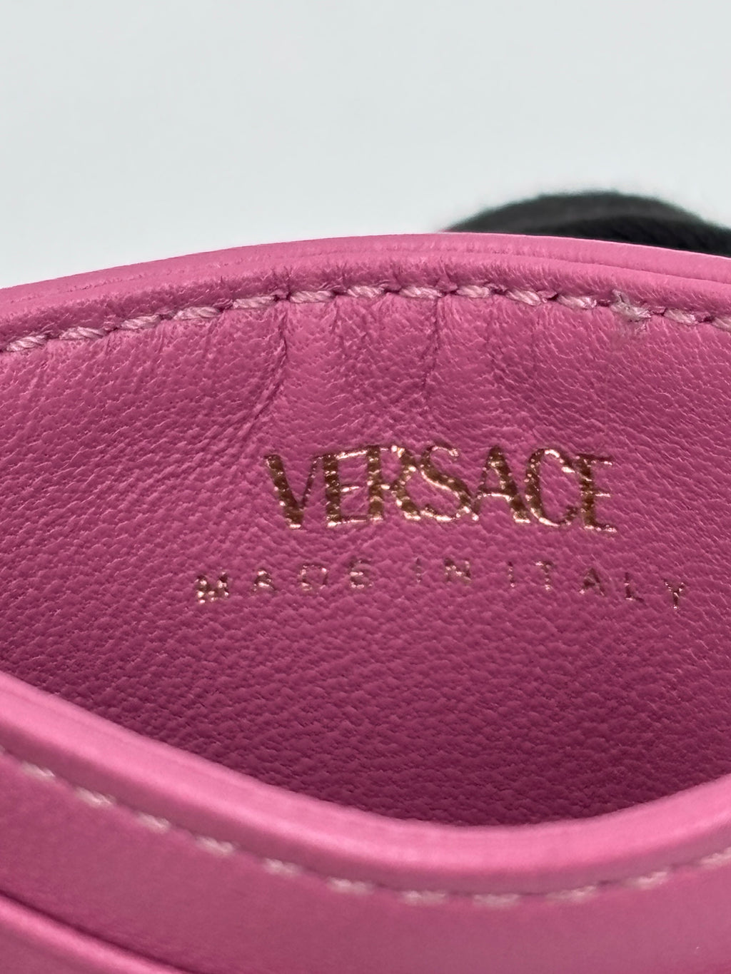 Pre-owned Versace La Medusa Quilted Leather Card Holder in Magenta