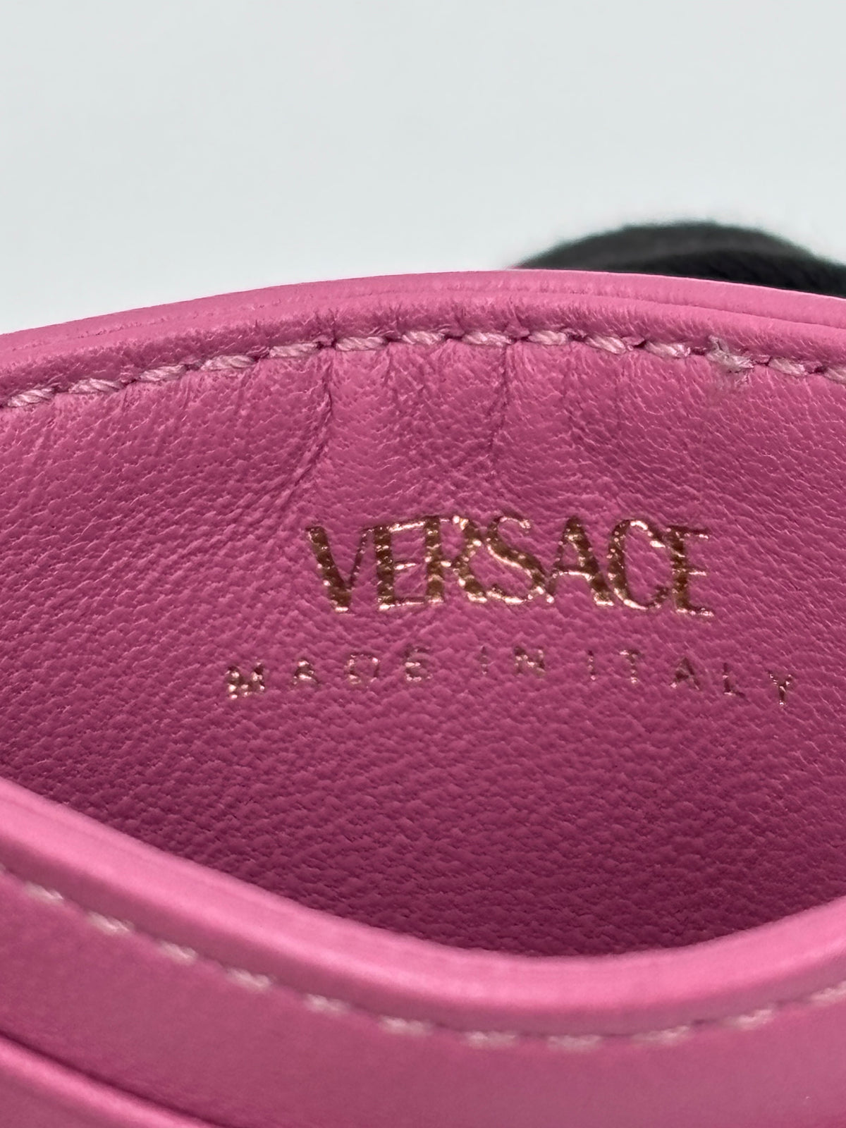 Pre-owned Versace La Medusa Quilted Leather Card Holder in Magenta