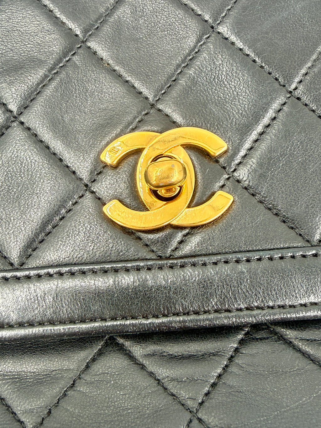 Pre-Owned Chanel  Rare Lambskin CC Chain Flap Bag Crossbody with Wallet - Authenticated