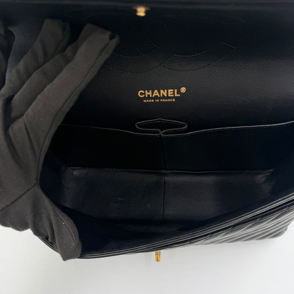 Pre-owned Chanel Classic Double Flap Black Chevron Lambskin Gold Hardware-Authenticated