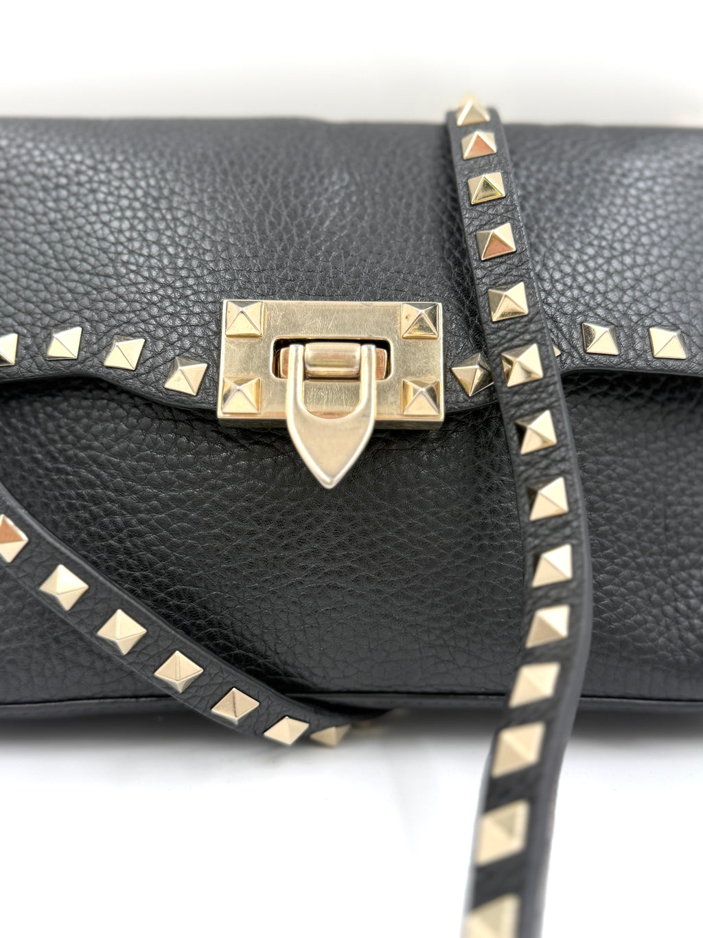 Pre-Owned Valentino Garavani Rockstud Black Pebbled Leather Crossbody Bag - Authenticated