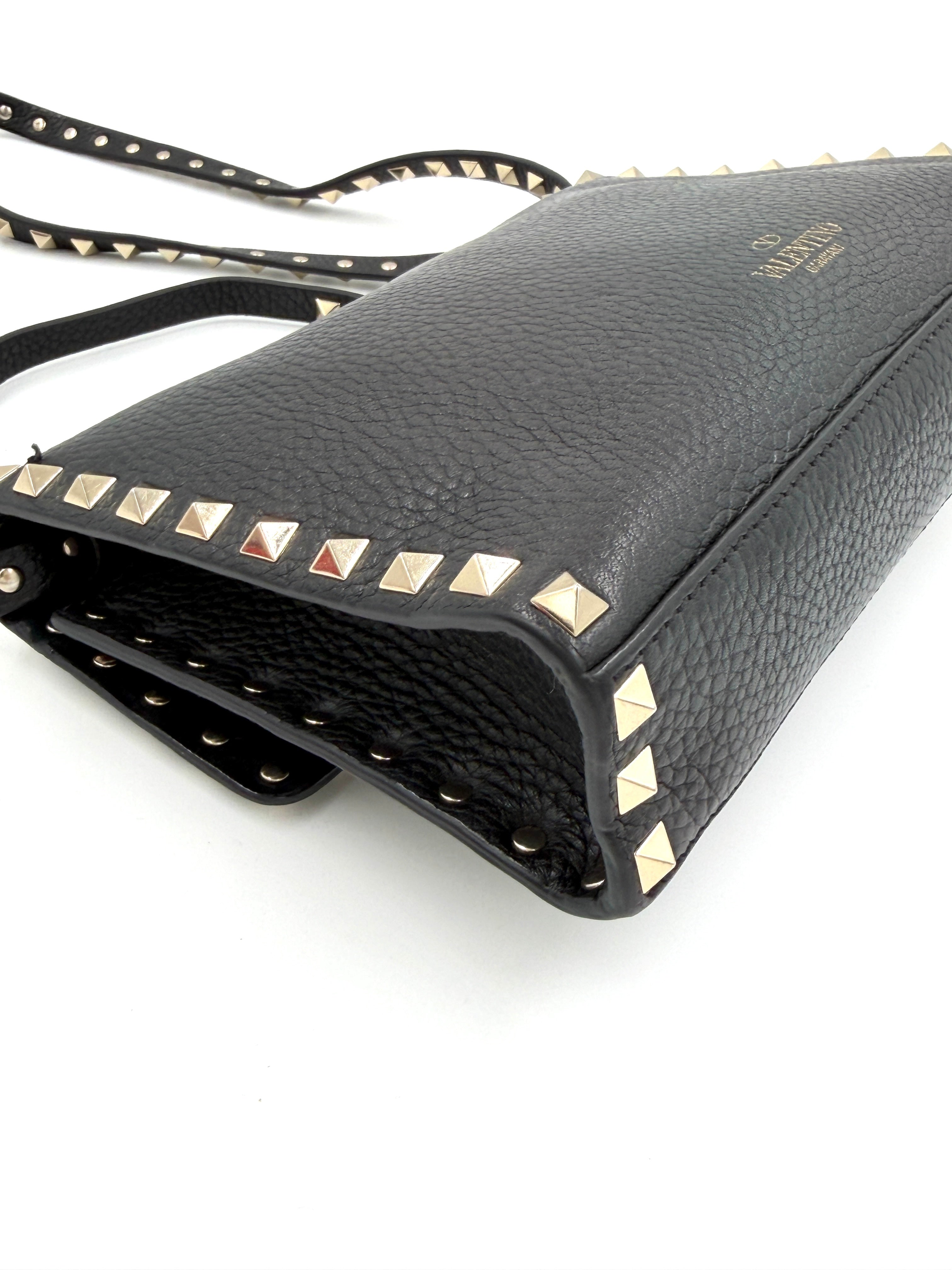 Pre-Owned Valentino Garavani Rockstud Black Pebbled Leather Crossbody Bag - Authenticated