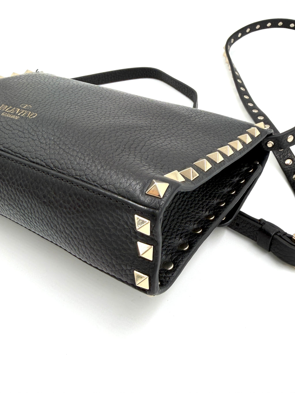 Pre-Owned Valentino Garavani Rockstud Black Pebbled Leather Crossbody Bag - Authenticated