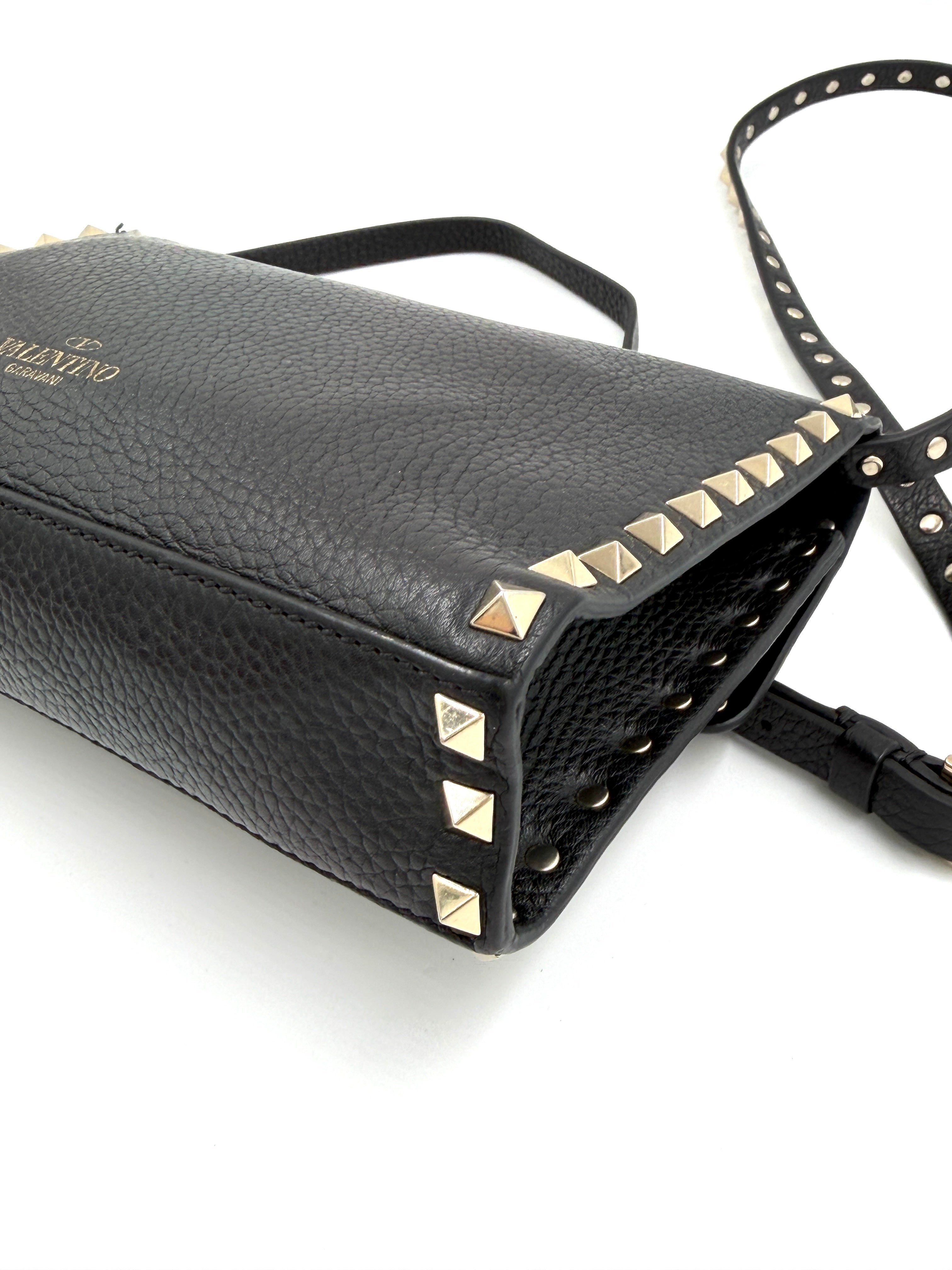 Pre-Owned Valentino Garavani Rockstud Black Pebbled Leather Crossbody Bag - Authenticated