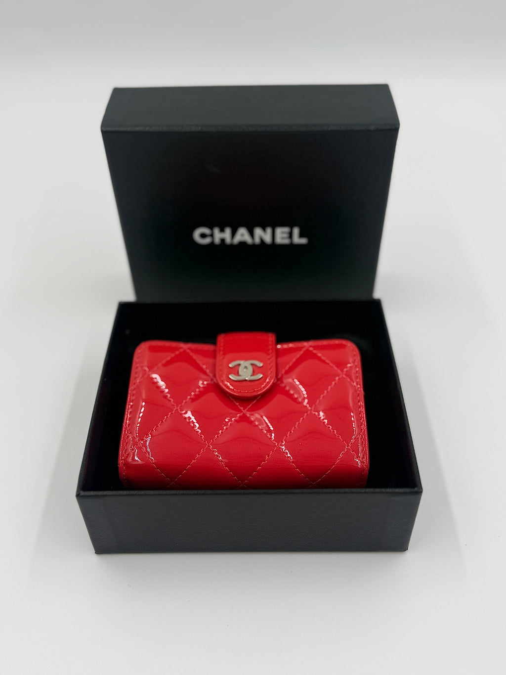 Pre-Owned Chanel Red Patent Leather Quilted Card Holder - Like New - Authenticated