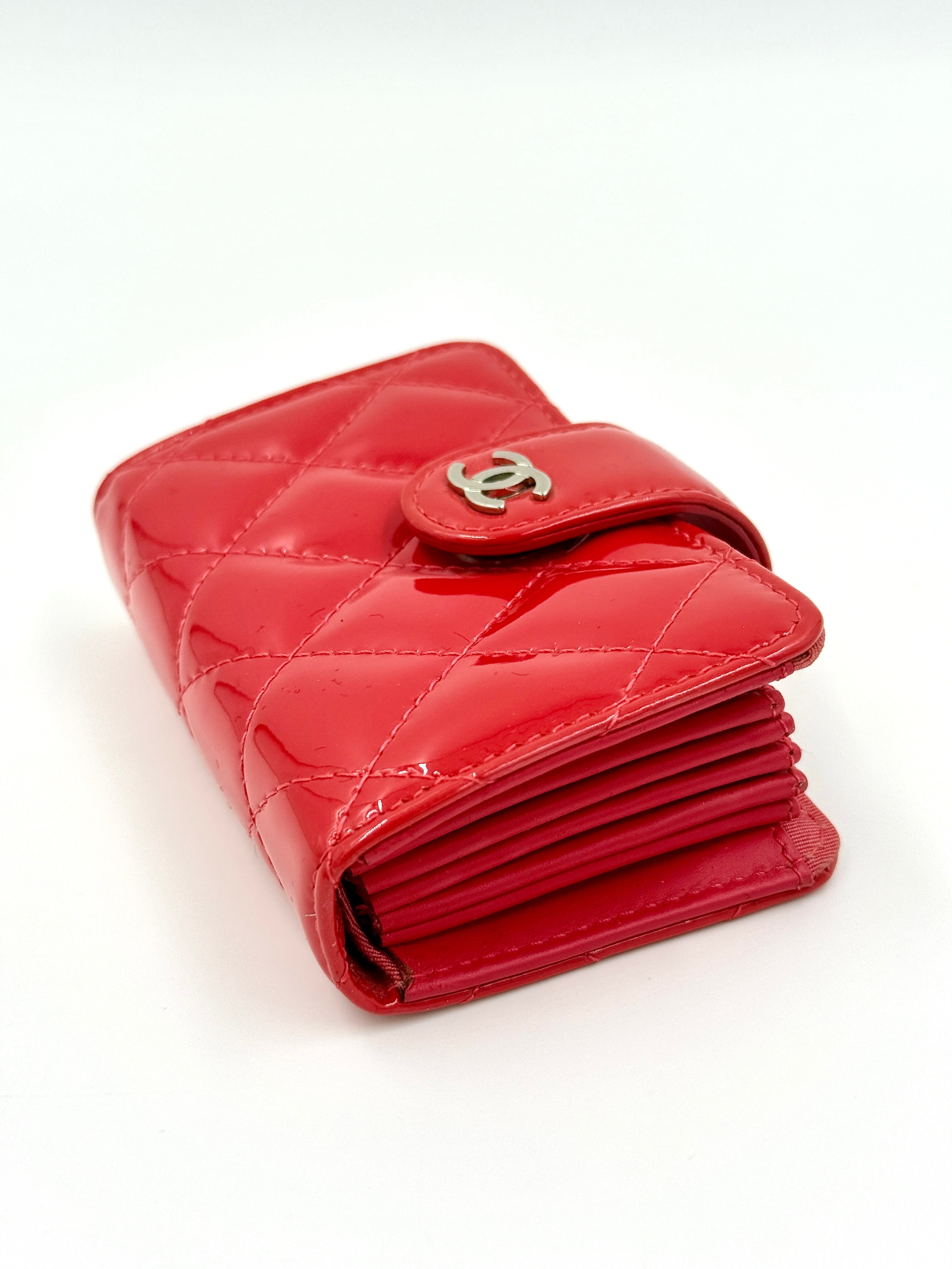 Pre-Owned Chanel Red Patent Leather Quilted Card Holder - Like New - Authenticated