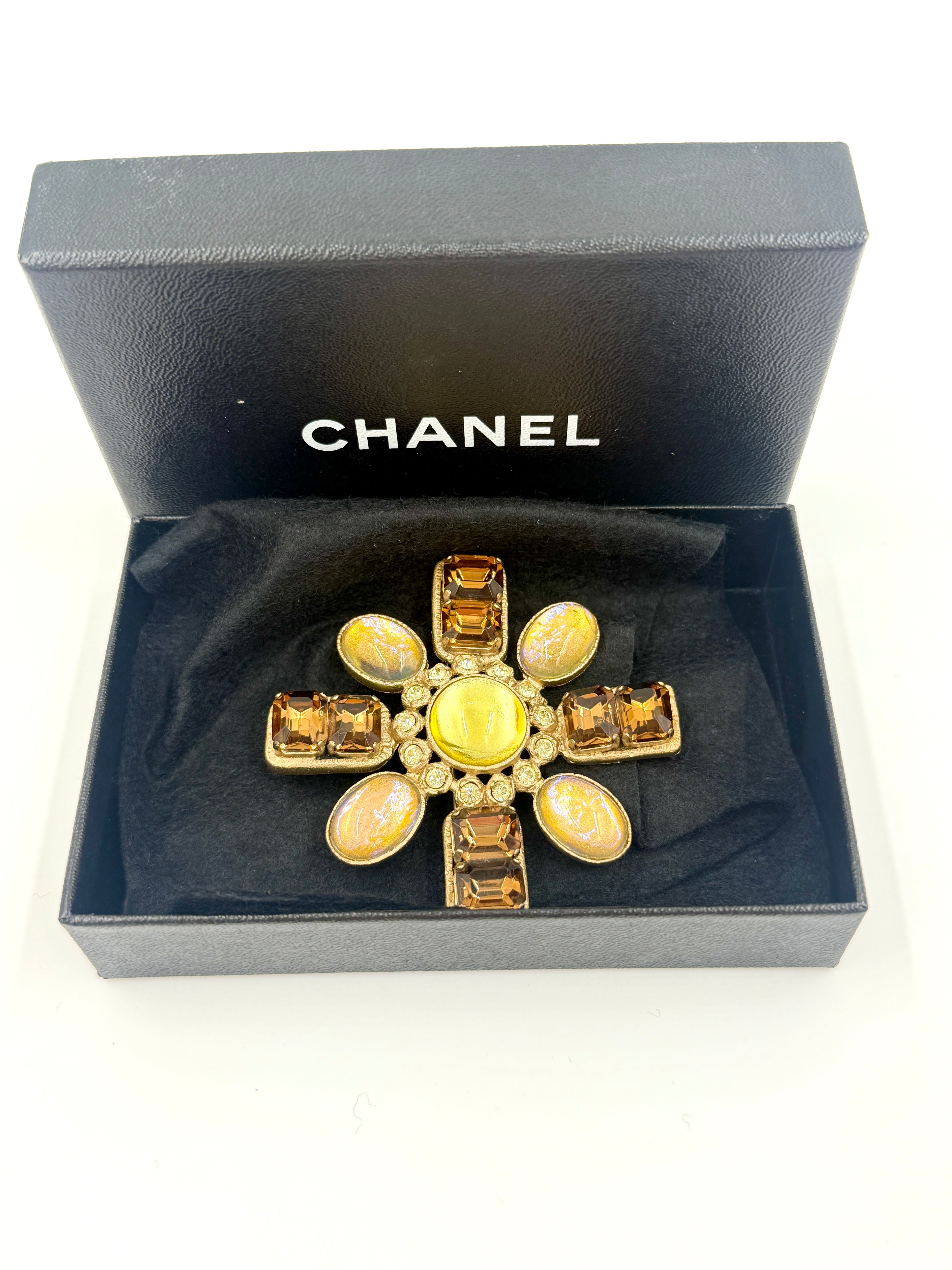 Pre-Owned Chanel Glass Cabochon Gold Brown Yellow Bronze Brooch - Authenticated