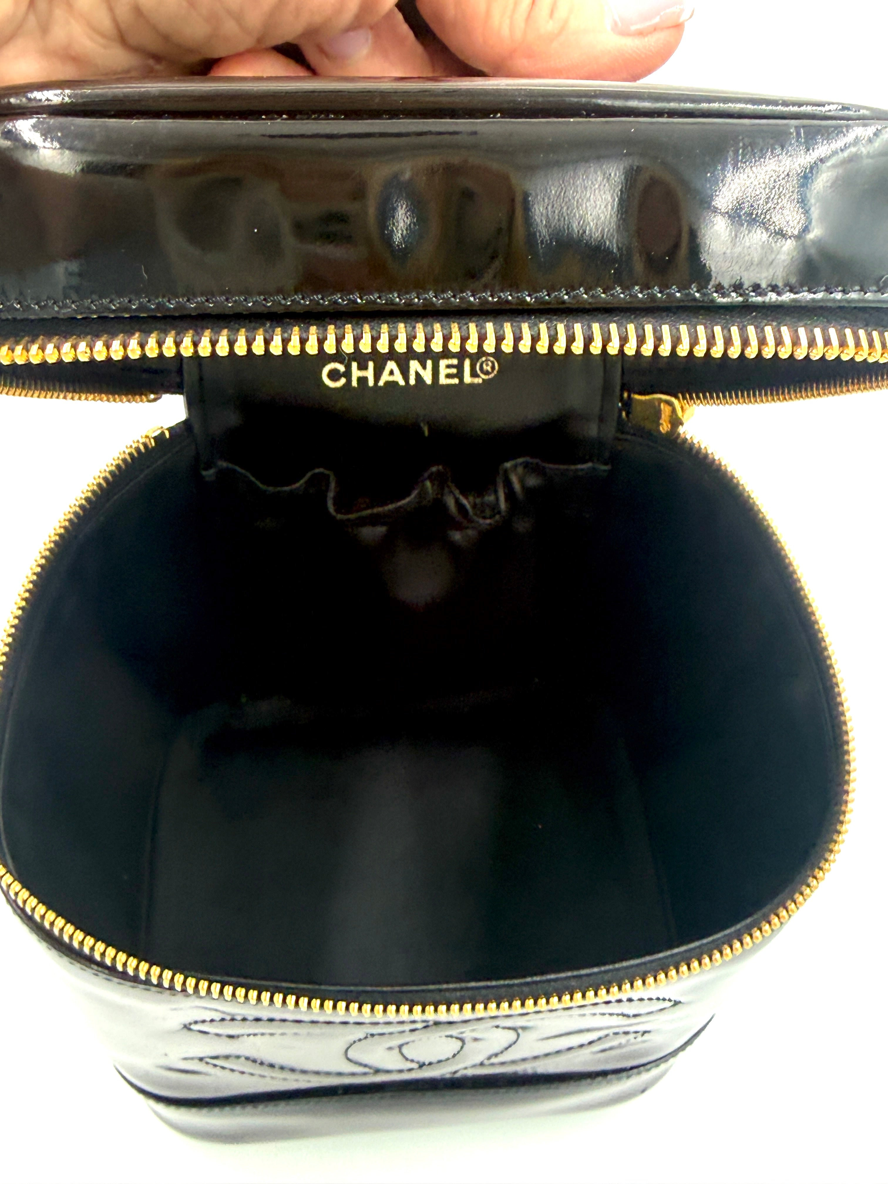 Pre-Owned Chanel Vintage Black Patent Leather Vanity Case CC - Authenticated