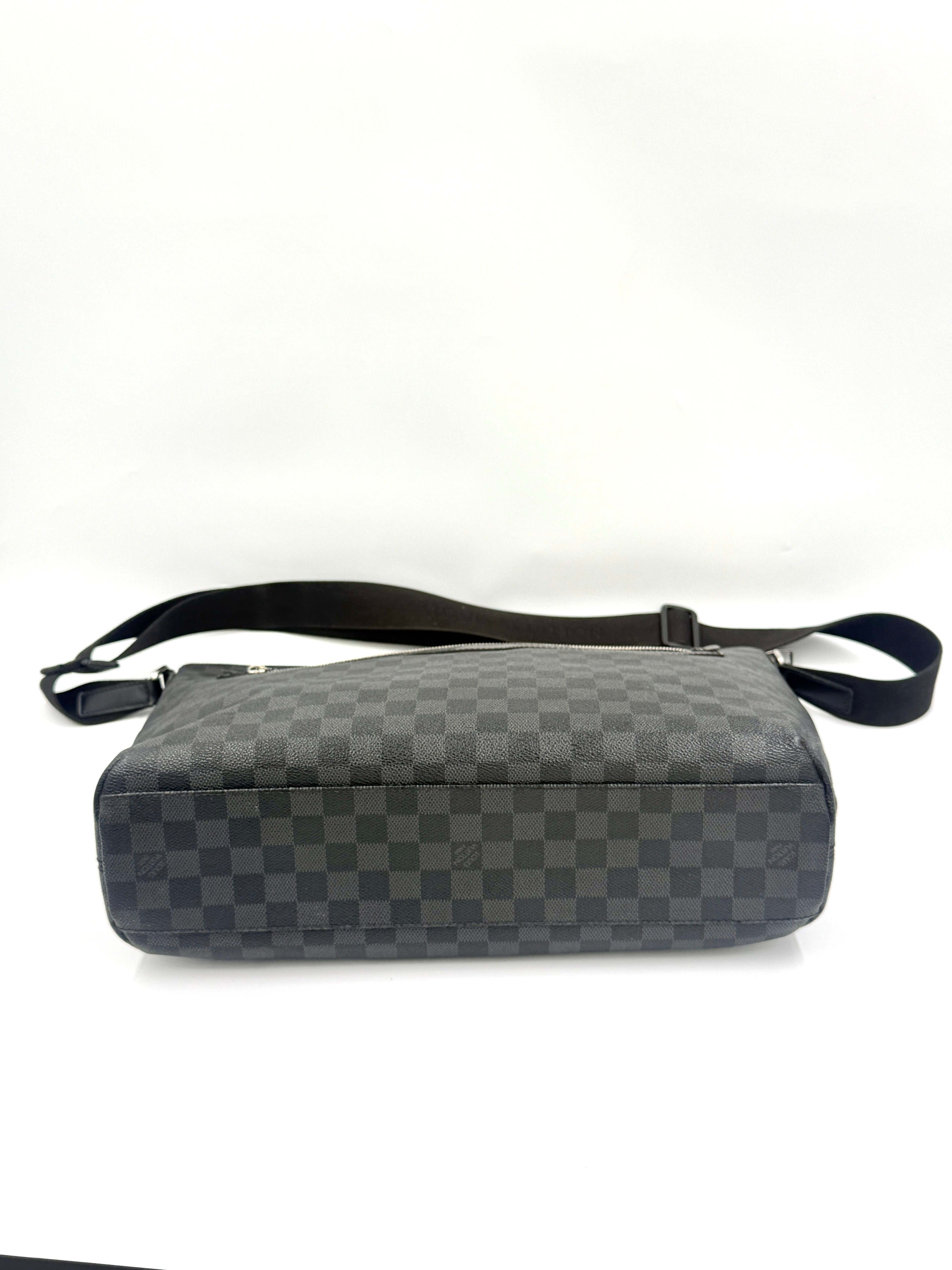 Pre-Owned Authentic Louis Vuitton Damier Graphite Canvas Mick GM Bag - Authenticated