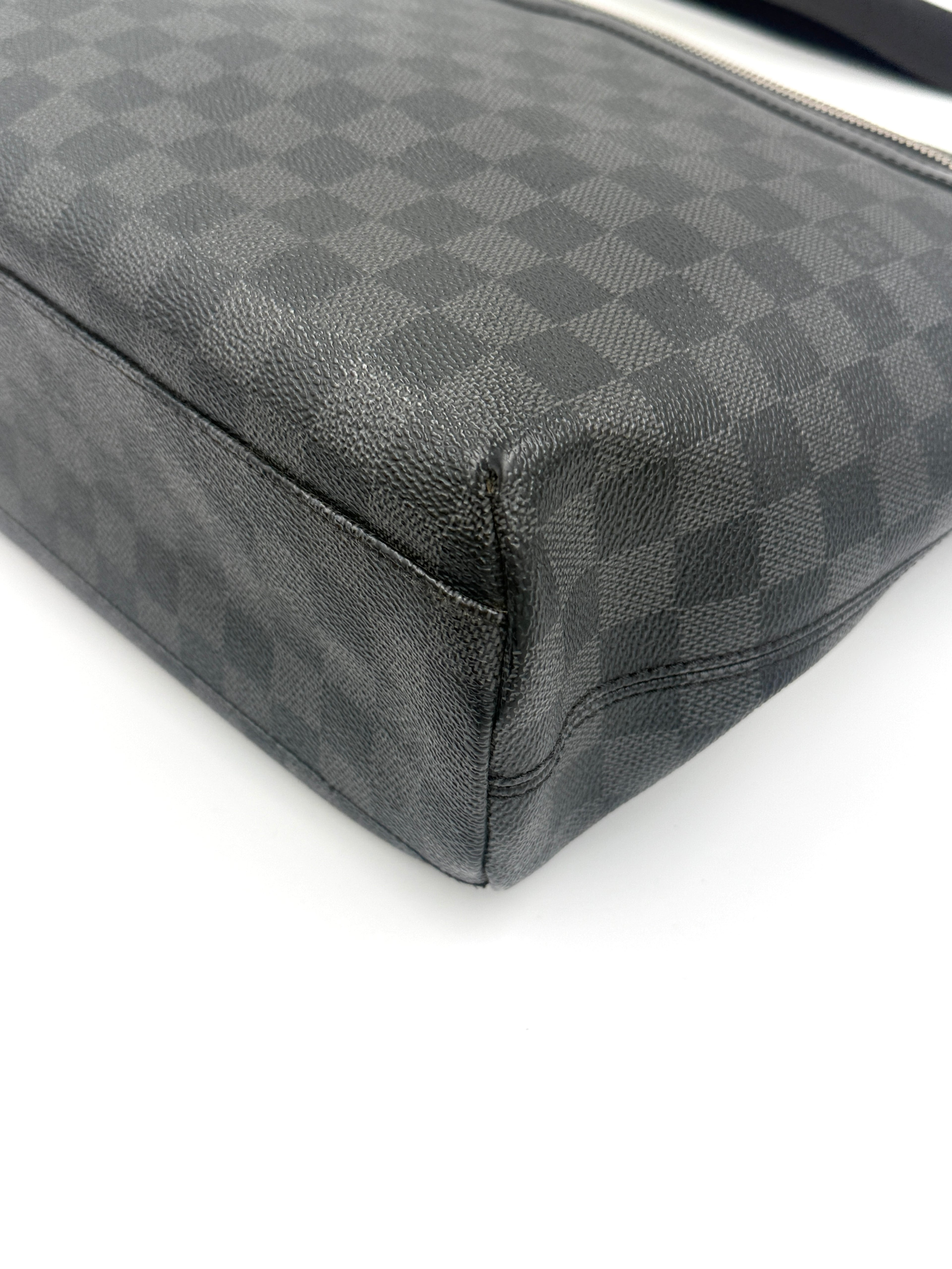 Pre-Owned Authentic Louis Vuitton Damier Graphite Canvas Mick GM Bag - Authenticated