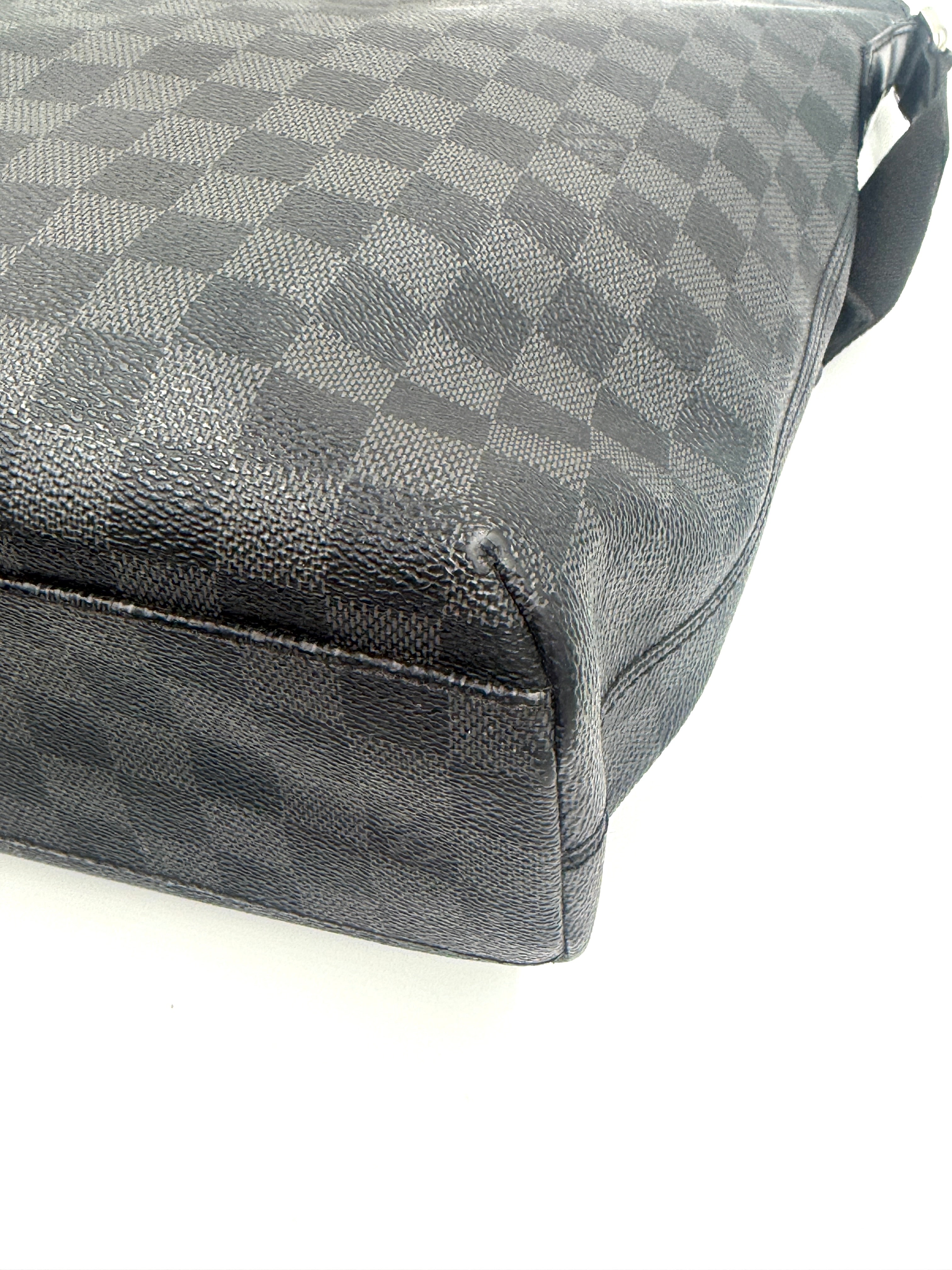 Pre-Owned Authentic Louis Vuitton Damier Graphite Canvas Mick GM Bag - Authenticated