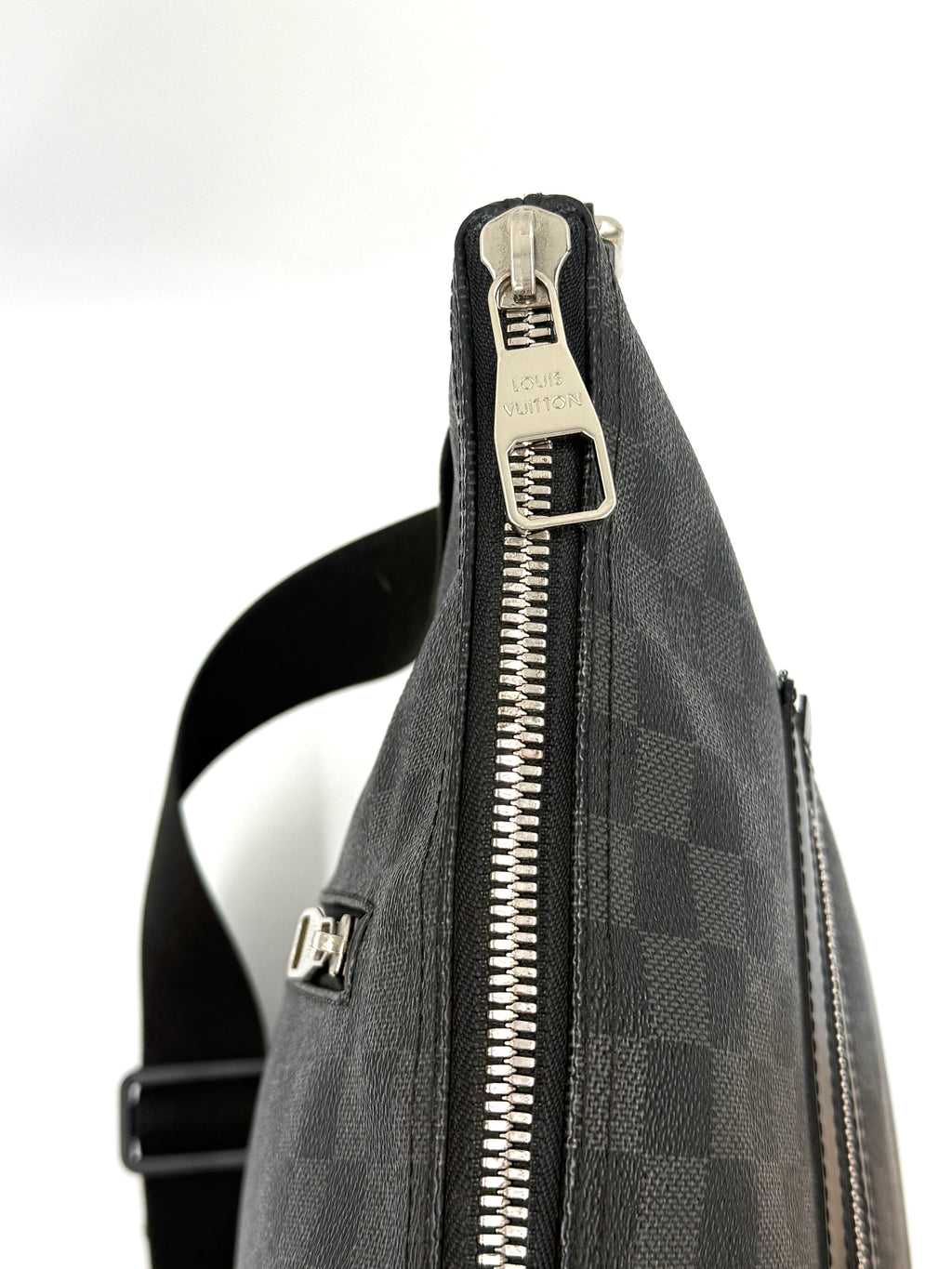 Pre-Owned Authentic Louis Vuitton Damier Graphite Canvas Mick GM Bag - Authenticated