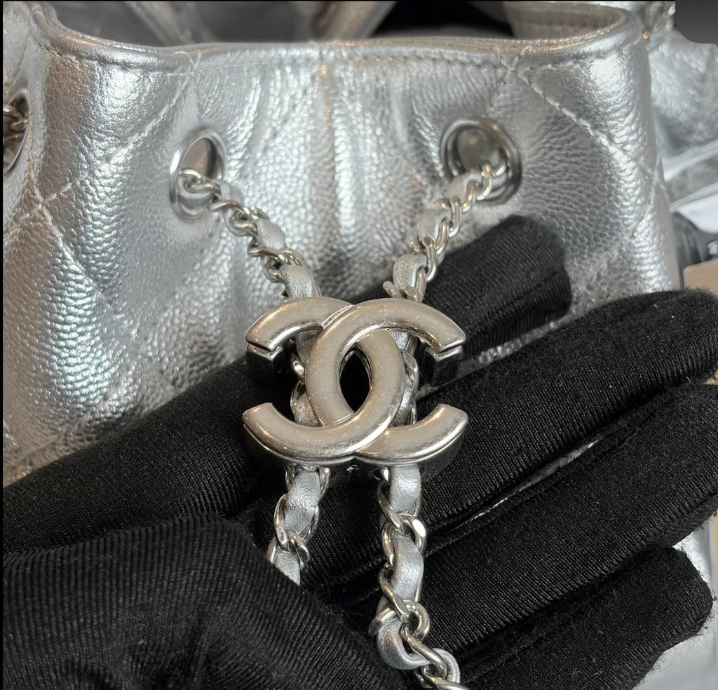Pre-owned Chanel 25 Bag Metallic Silver Caviar Silver Hardware - Authenticated