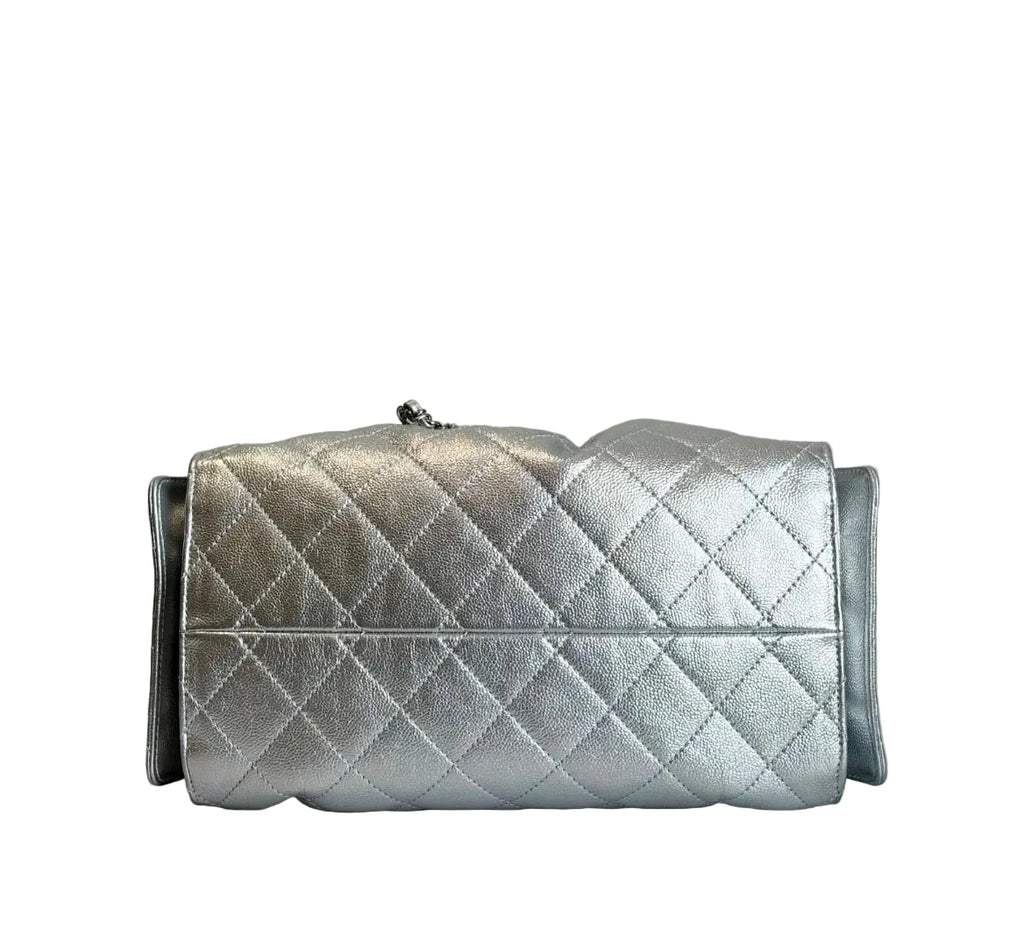 Pre-owned Chanel 25 Bag Metallic Silver Caviar Silver Hardware - Authenticated