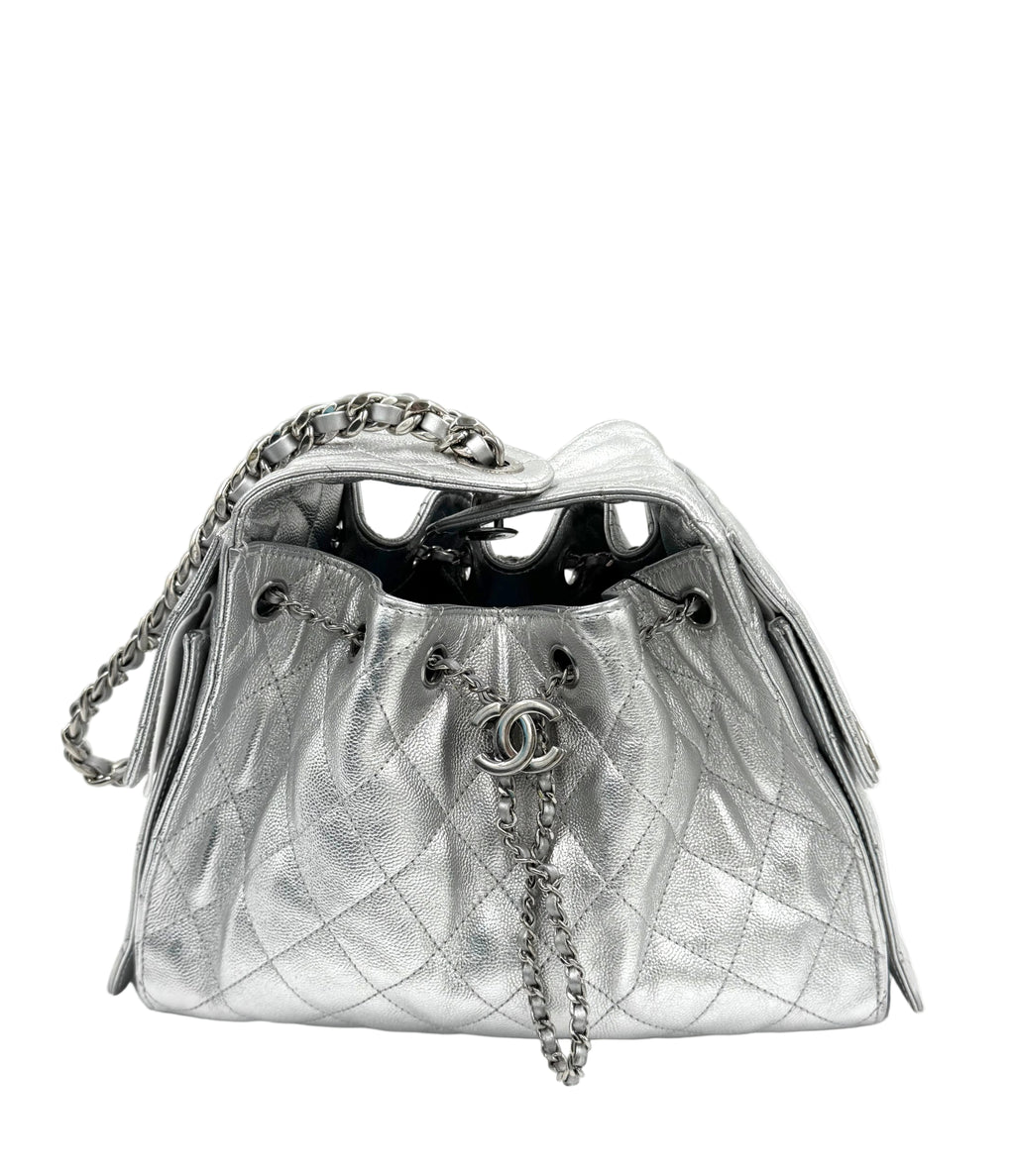 Pre-owned Chanel 25 Bag Metallic Silver Caviar Silver Hardware - Authenticated