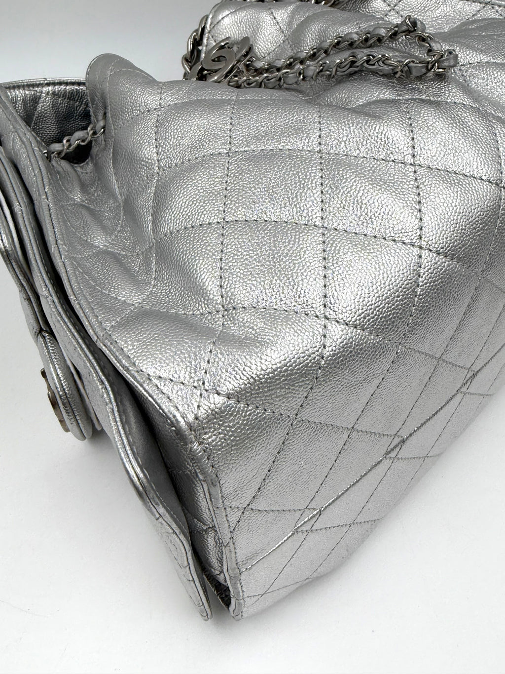 Pre-owned Chanel 25 Bag Metallic Silver Caviar Silver Hardware - Authenticated