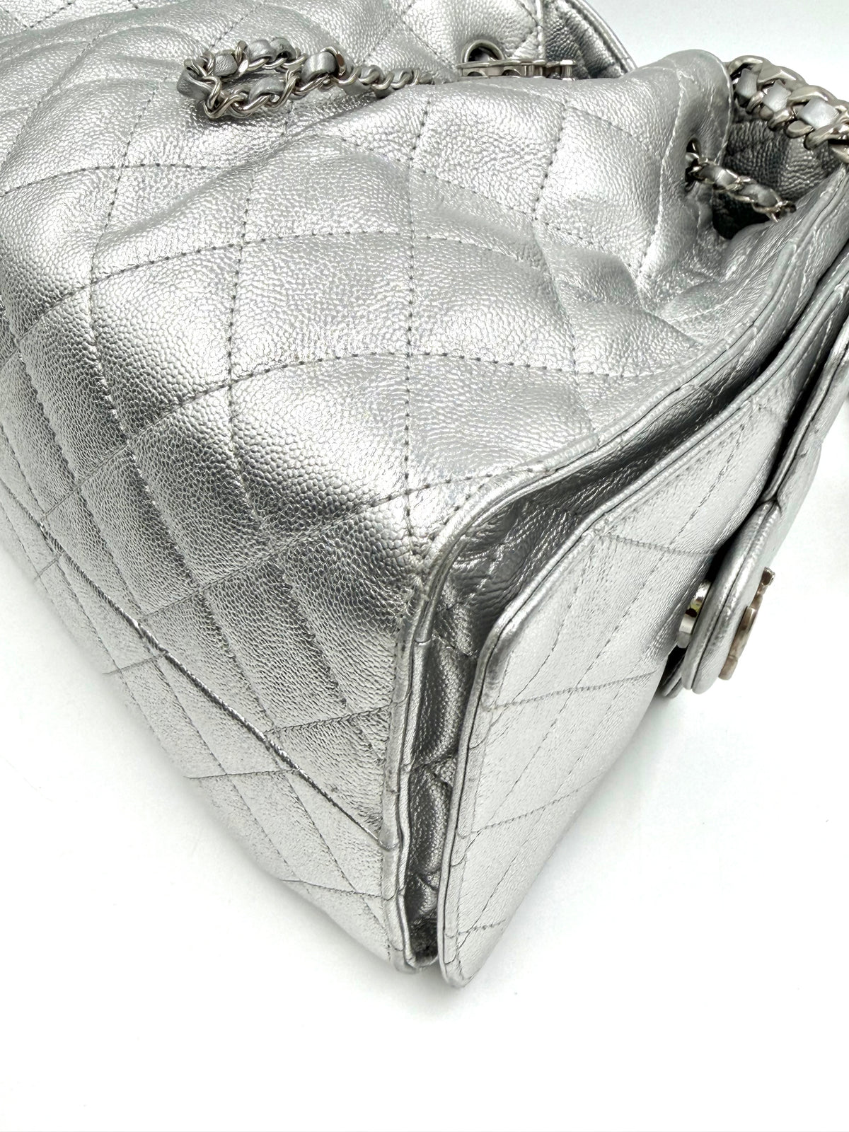 Pre-owned Chanel 25 Bag Metallic Silver Caviar Silver Hardware - Authenticated