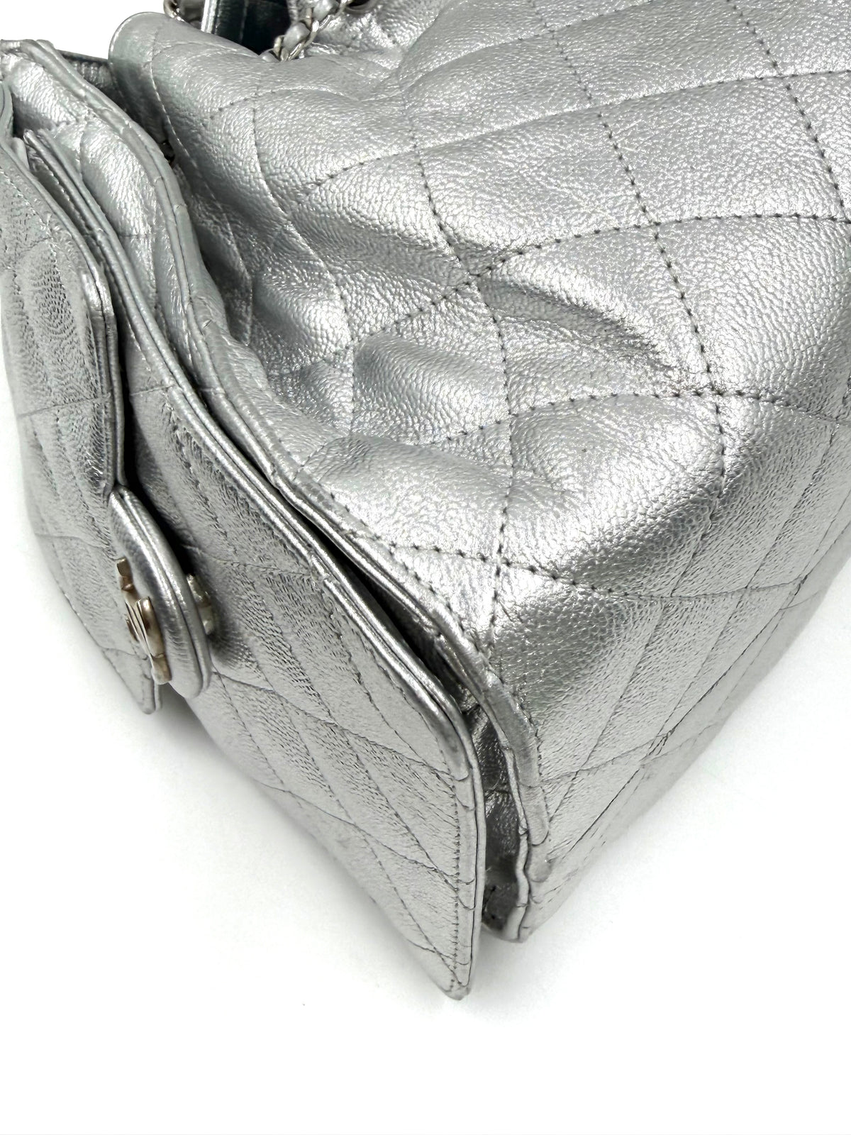Pre-owned Chanel 25 Bag Metallic Silver Caviar Silver Hardware - Authenticated