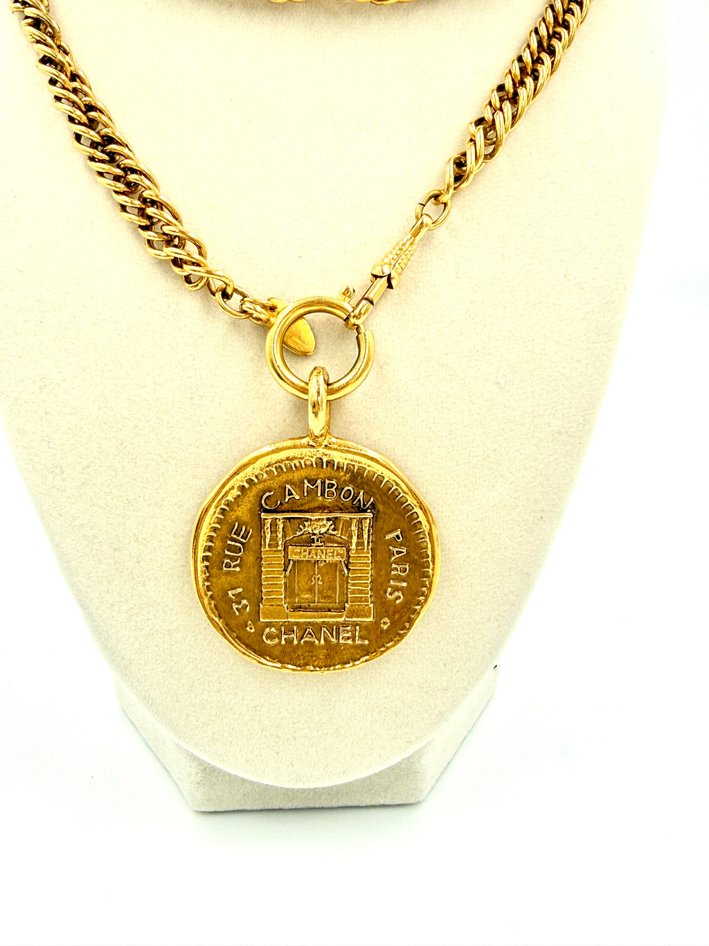 Pre-Owned Chanel Vintage 31 Rue Cambon Medallion Necklace Gold Plated - Authenticated