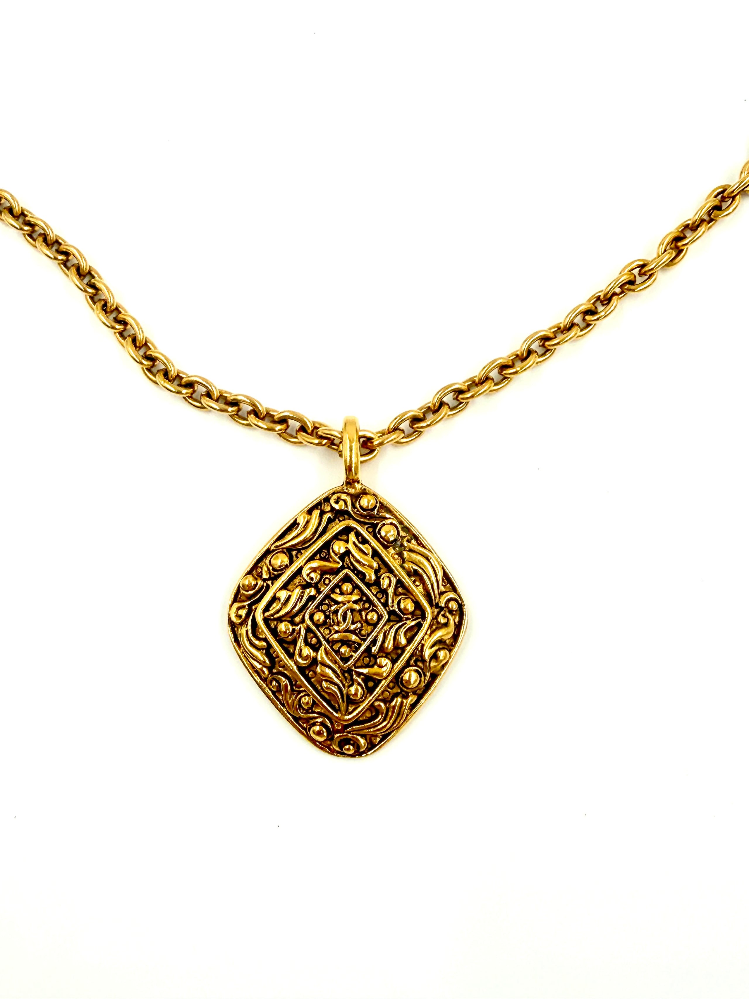 Pre-Owned CHANEL CC Logos rhombus Charm Necklace Gold Tone - Authenticated