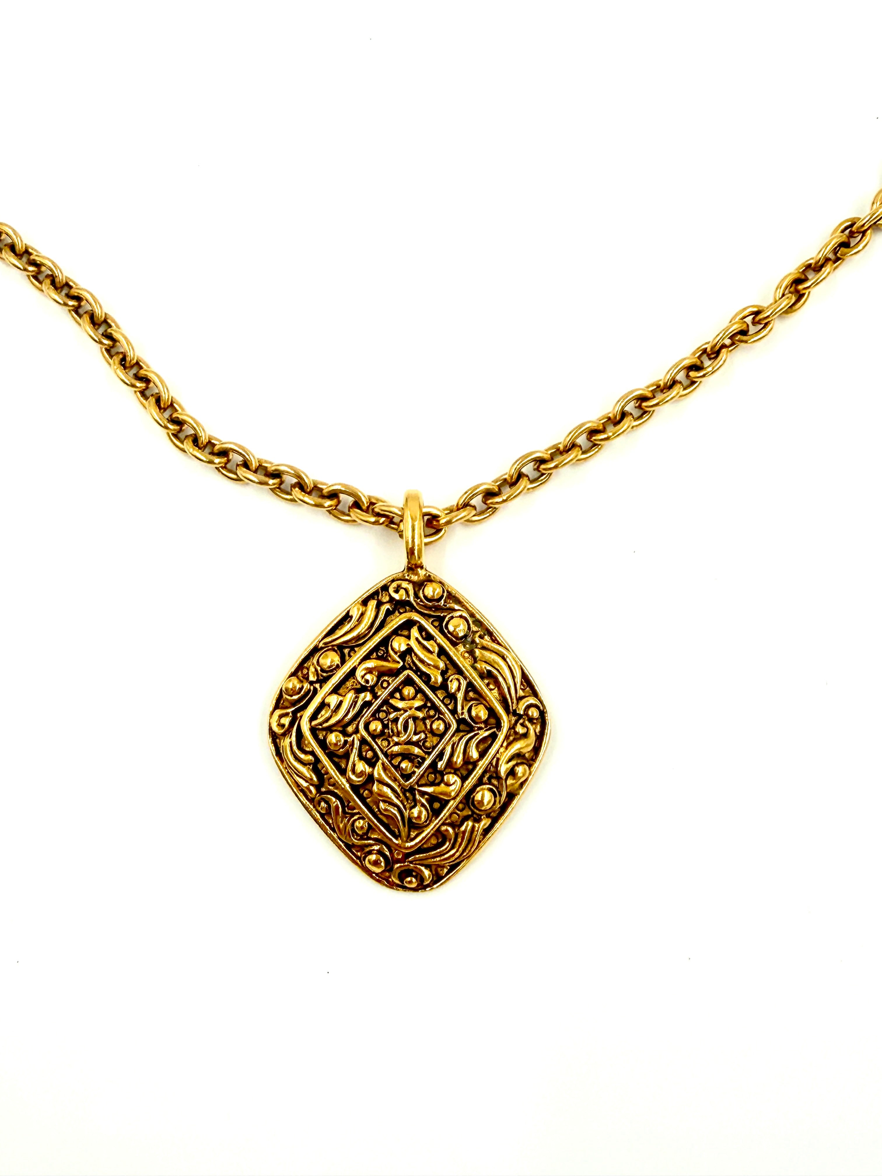 Pre-Owned CHANEL CC Logos rhombus Charm Necklace Gold Tone - Authenticated