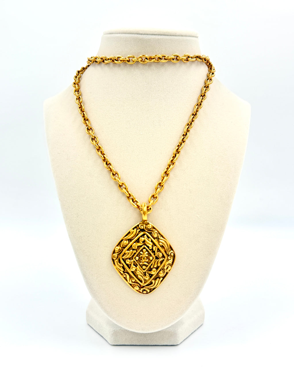 Pre-Owned CHANEL CC Logos rhombus Charm Necklace Gold Tone - Authenticated