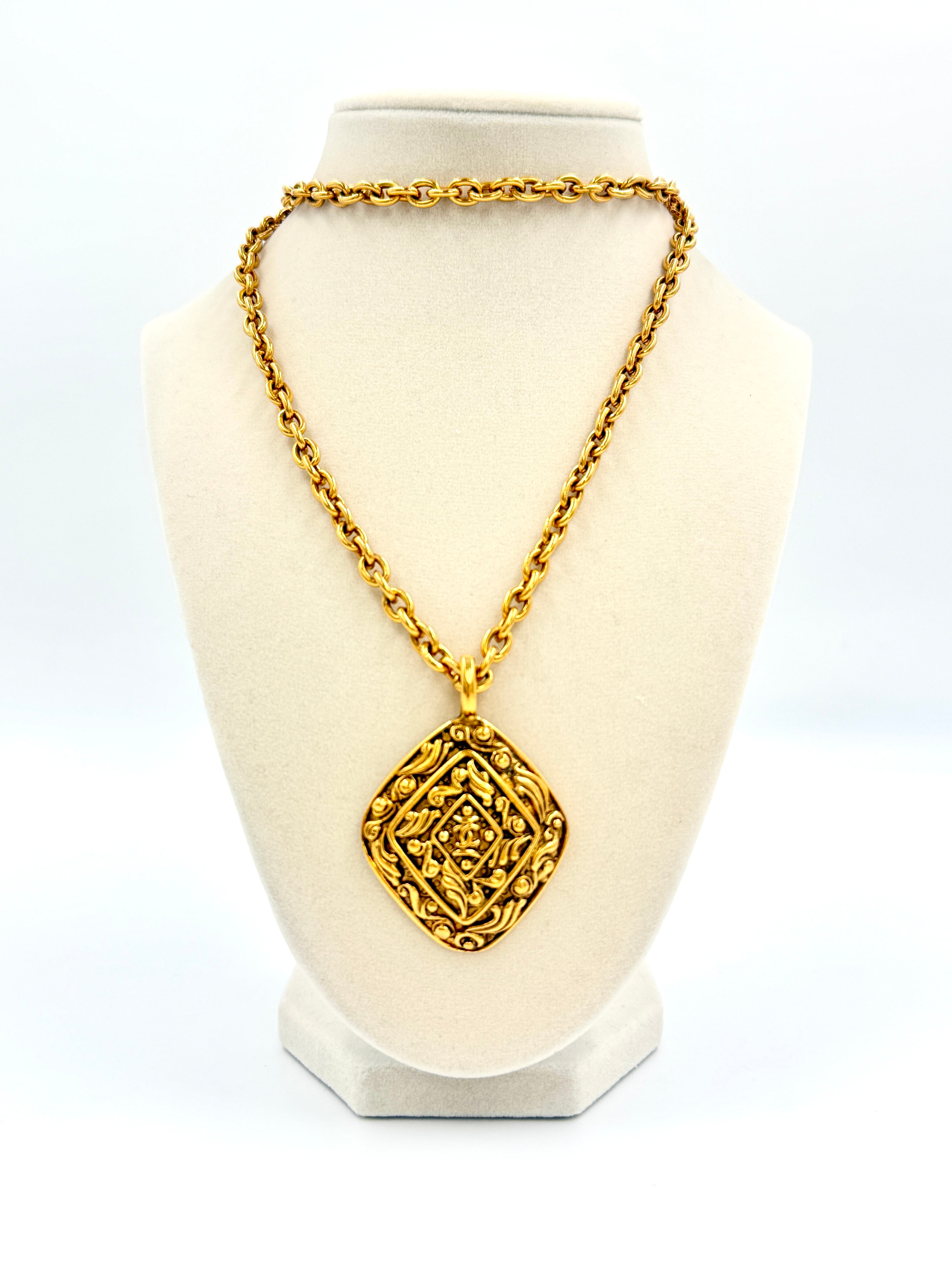 Pre-Owned CHANEL CC Logos rhombus Charm Necklace Gold Tone - Authenticated